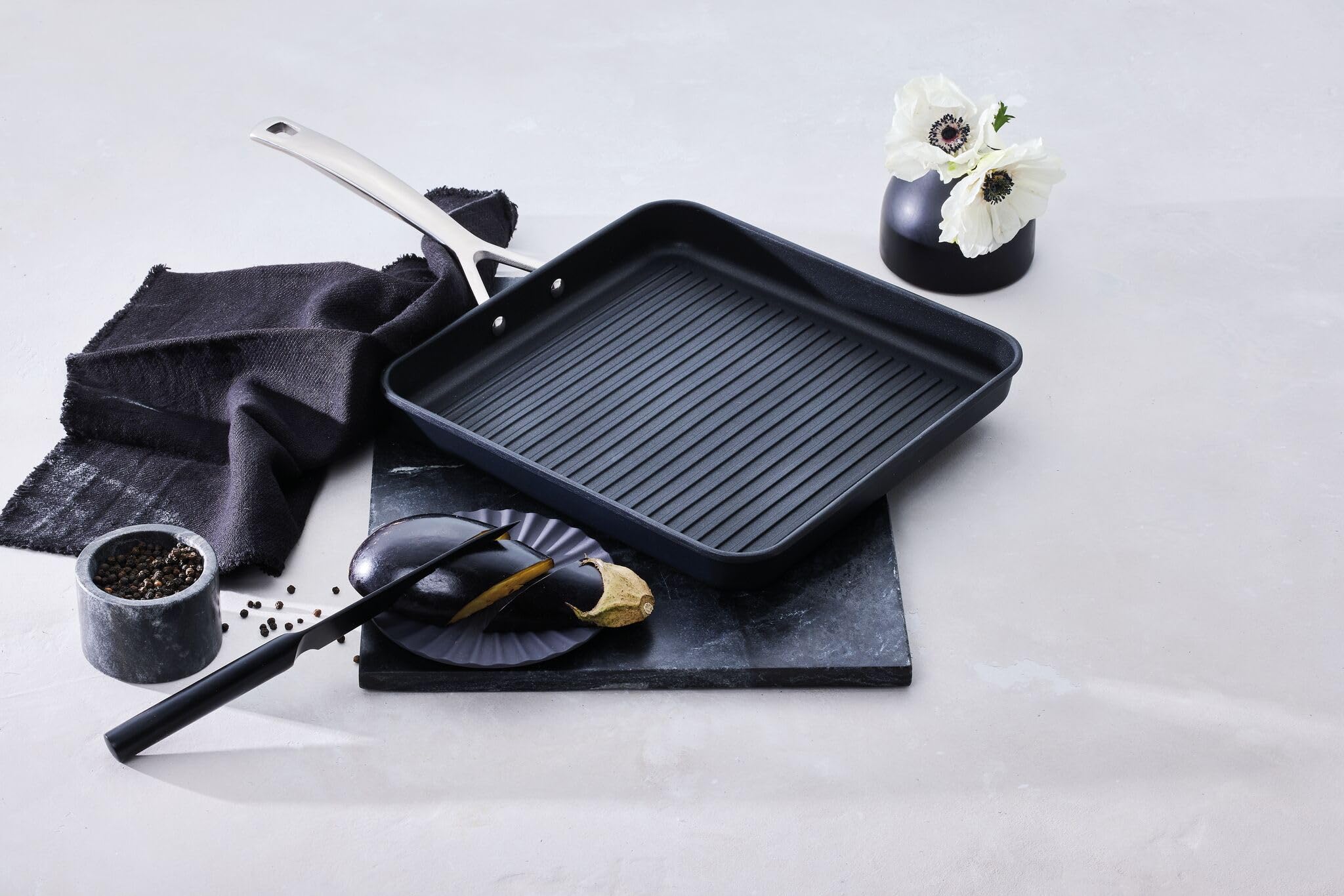 Le Creuset Aluminium-Antihaft Grillpfanne, 28 cm, Mit Rillen, Für alle Herdarten inkl. Induktion geeignet, Anthrazit/Silber, 52102280010201