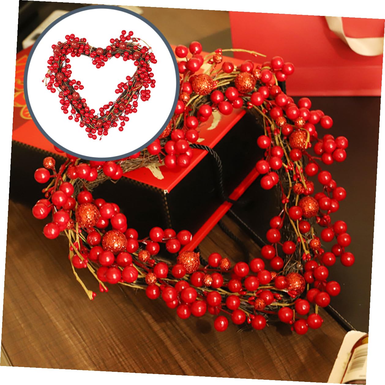 VALICLUD Elegante Herzförmige Türgirlande Rattan Kranz Anhänger mit Roten Beeren für Valentinstag Wohn und Hochzeitsdekoration