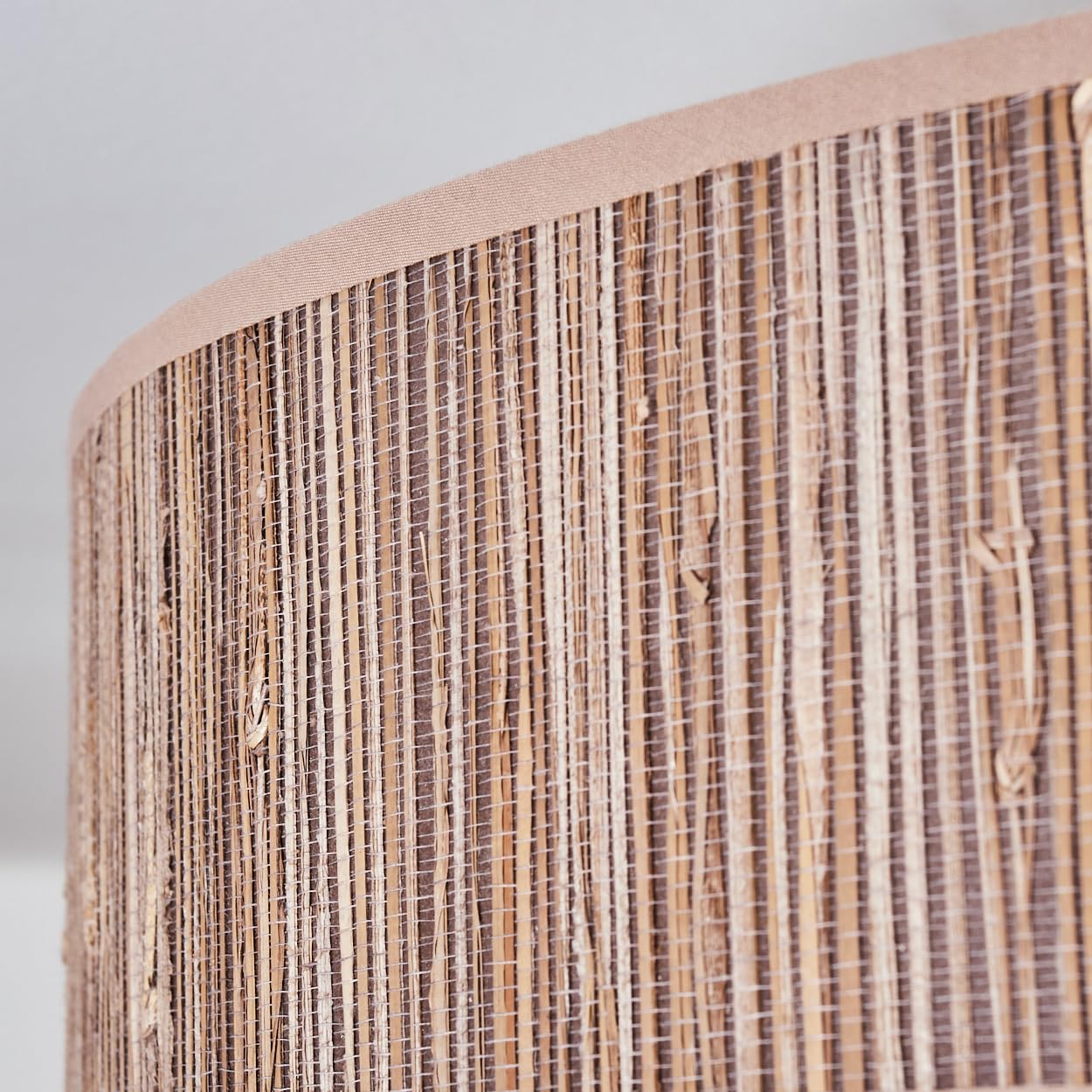 HOFSTEIN Deckenleuchte Foggia, Deckenlampe aus Metall/Schilfgras/Kunststoff in Nickel-matt/Braun/Weiß, runde Leuchte im modernen Boho-Design (Ø 60 cm), E27, Esszimmer, Wohnzimmer, Schlafzimmer, Küche