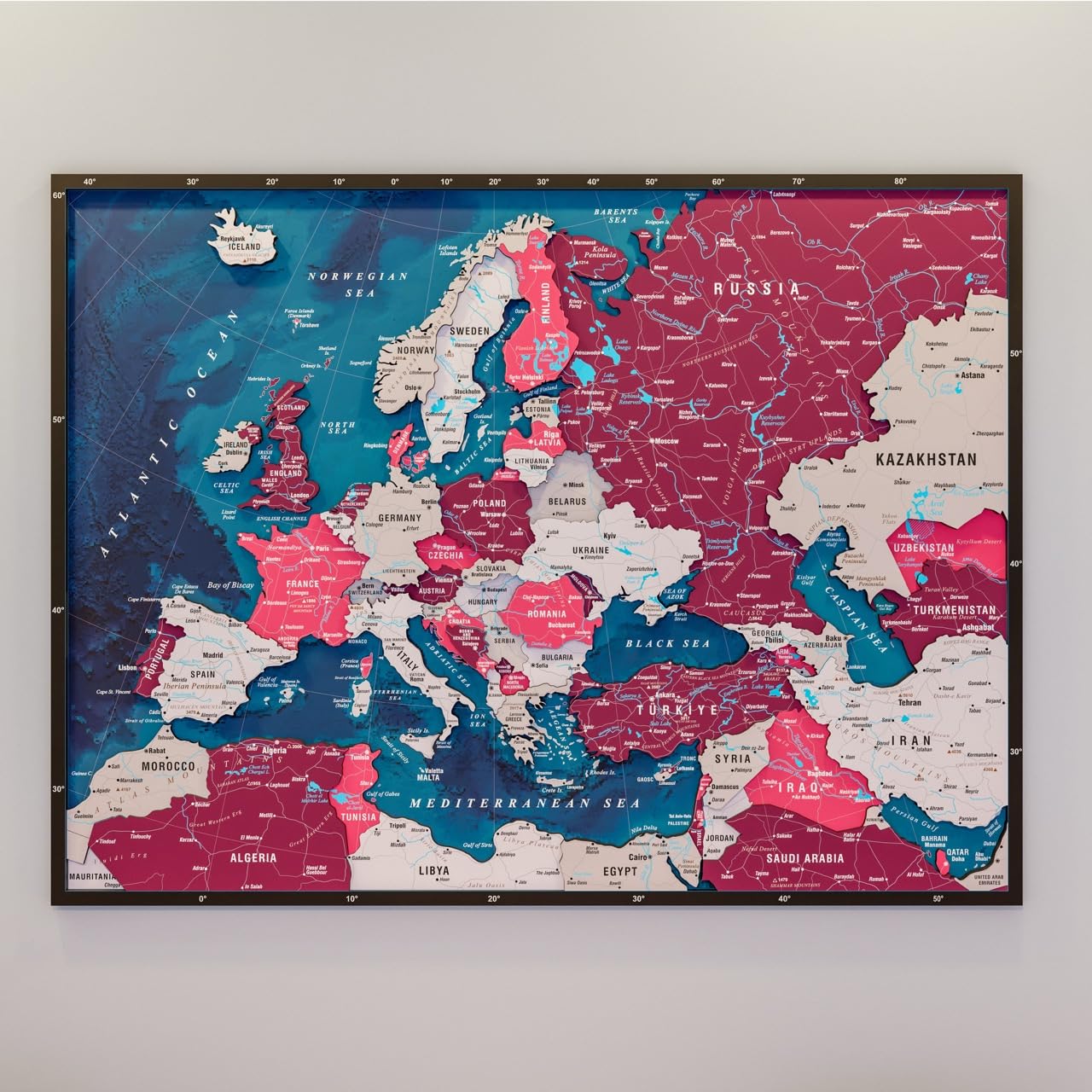 Colorfull Worlds Grande carte de l'Europe en bois avec rivières et détails - Grande carte de voyage pour la maison, la cuisine ou le bureau (cramoisi, taille M)