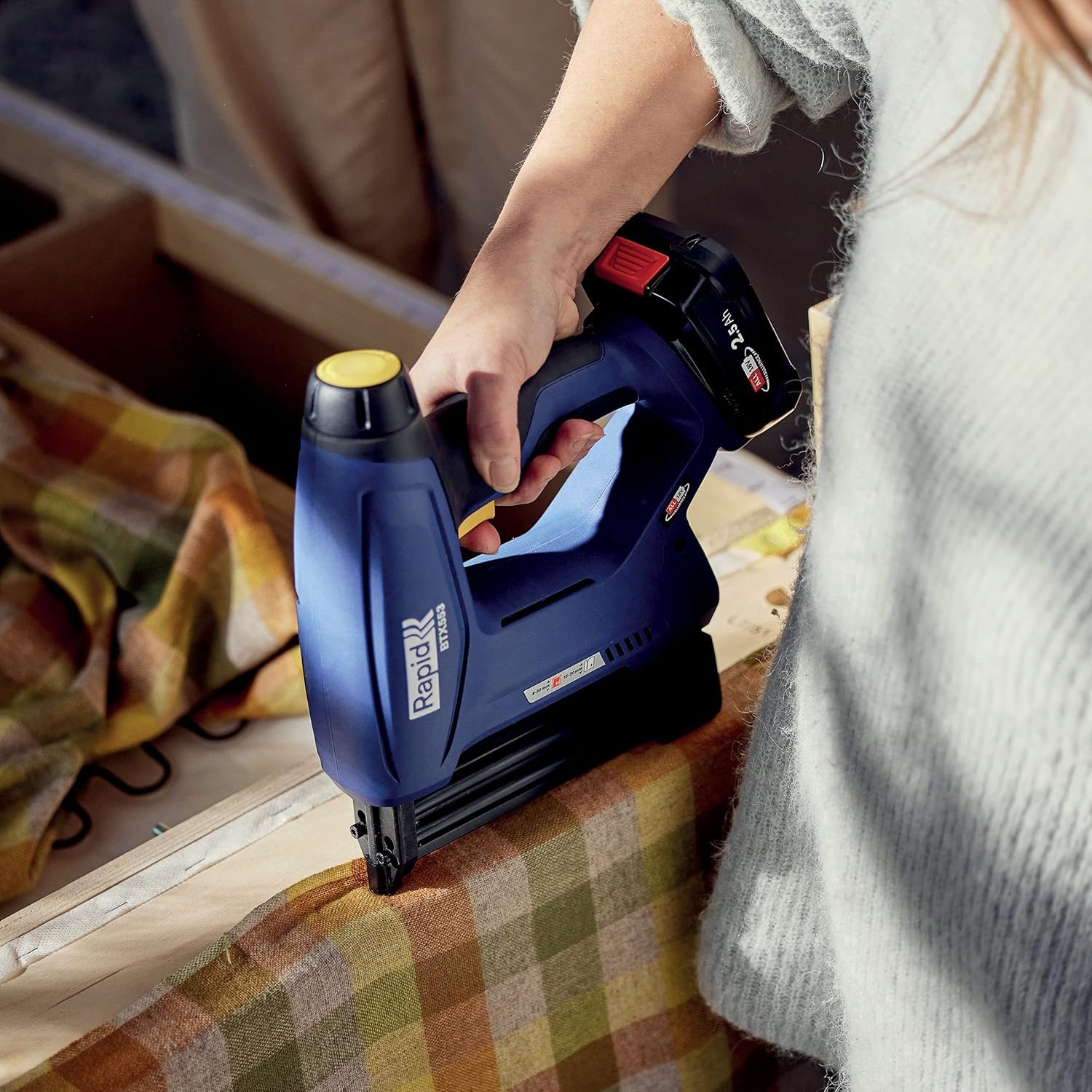 Rapid BTX553 - Agrafeuse Murale 18V POWER FOR ALLIANCE, Agrafeuse Électrique Sans Fil à Batterie pour Agrafes N°53 à Fil Fin & Pointes N°8 - avec Batterie 2,5 Ah/Chargeur/Malette Inclus (5001506)