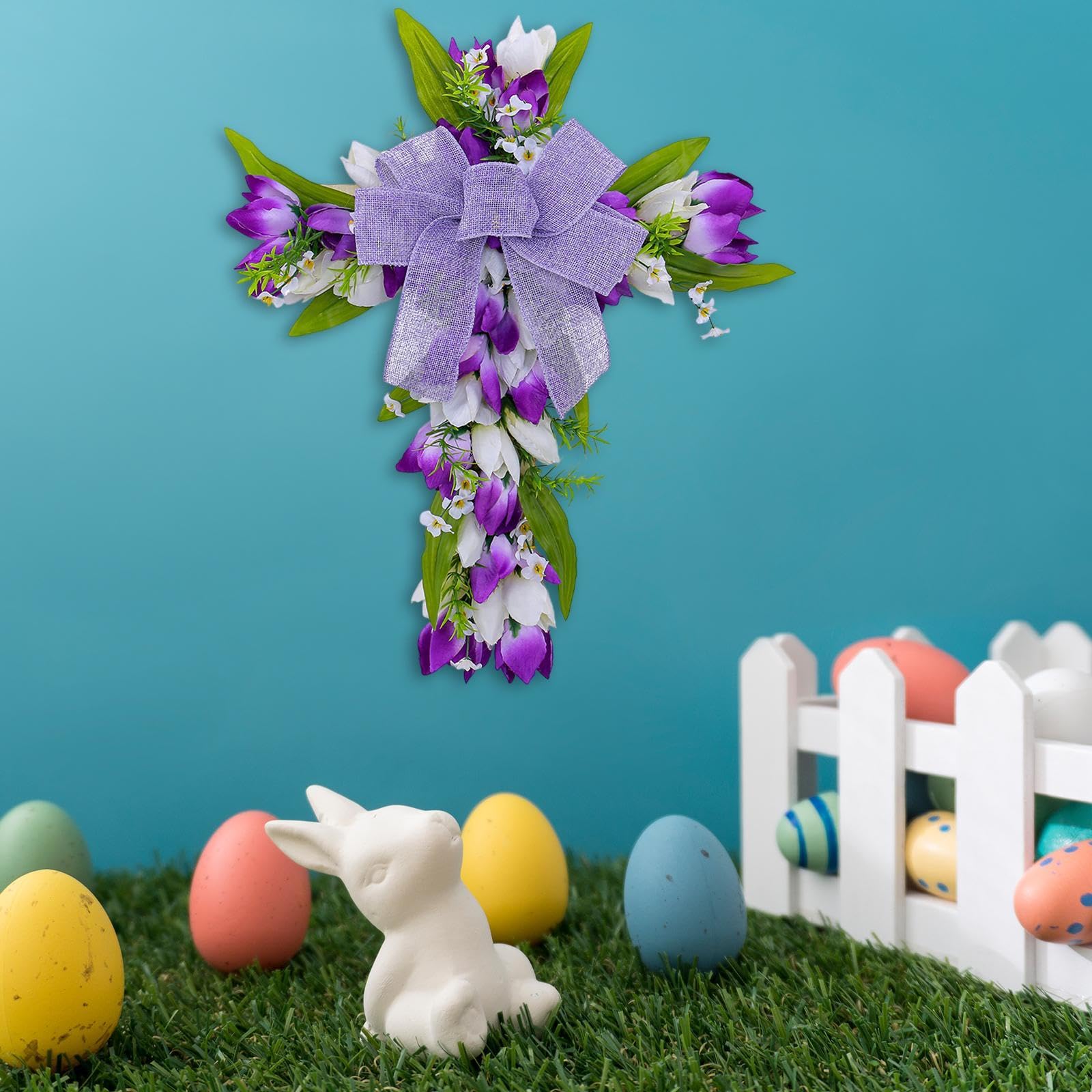 Ghirlanda Pasquale Croce con Fiocco Tessuto Artificiali Foglie Verdi Costruzione in PP E Legno Adatta a Decorazione Casa Tavolo, Fiori bianchi viola