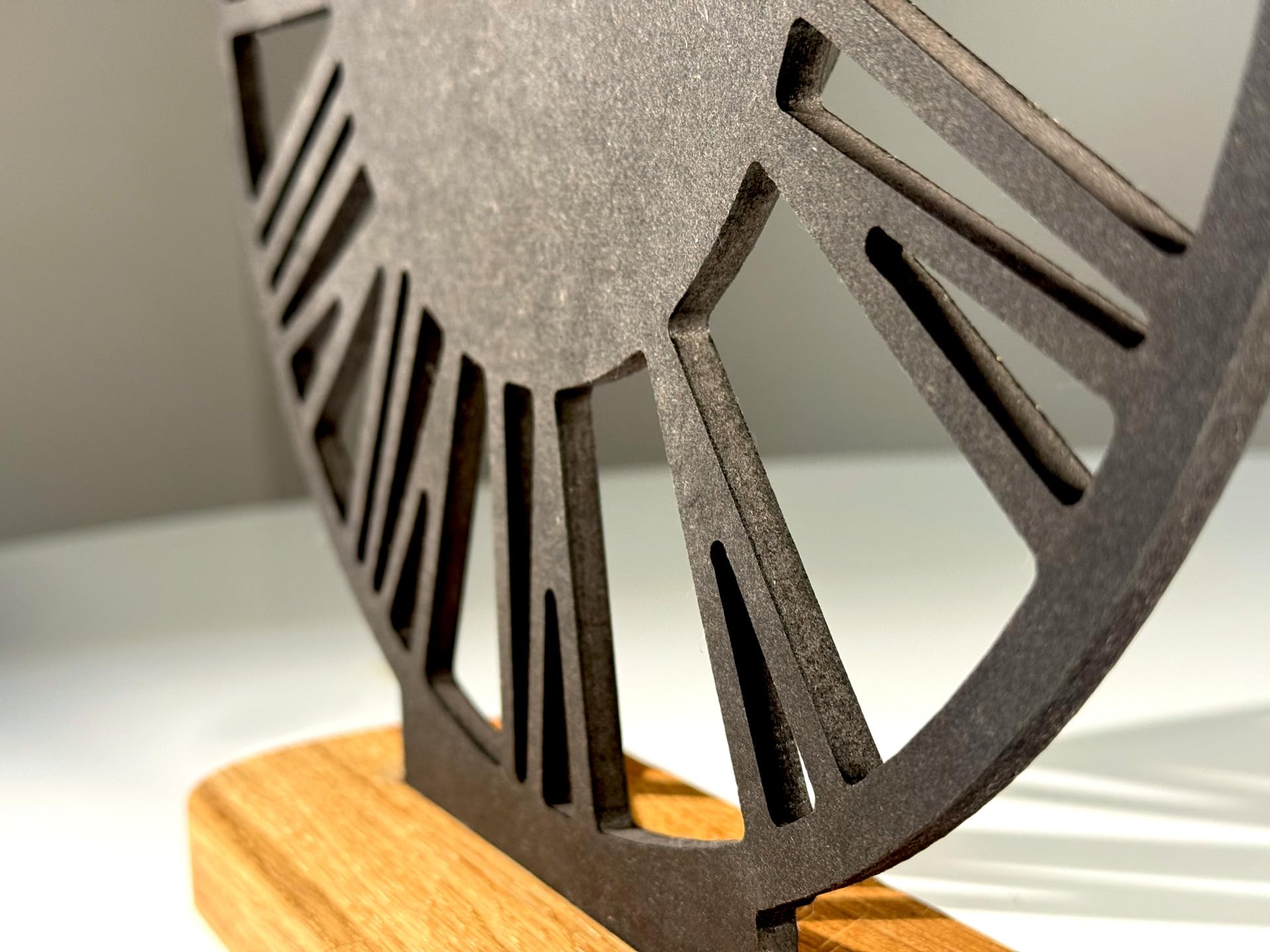 FLEXISTYLE Stehende Uhr aus Holz Eiche 30 cm – Moderne Tischuhr, Standuhr mit Lautlosem Quarzmechanismus ohne Tickgeräusche, Minimalistisches Design für Wohnzimmer, Büro & Schlafzimmer