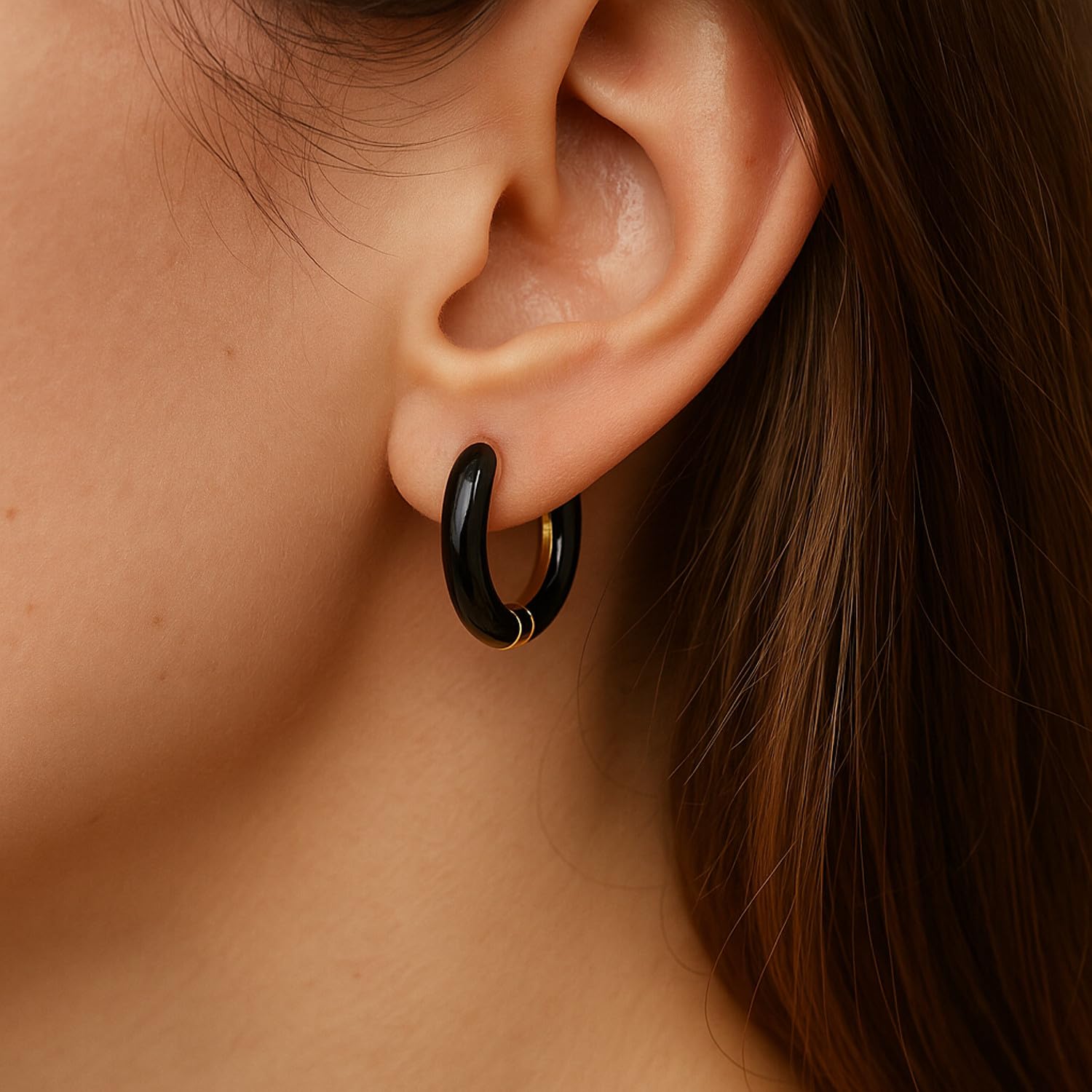 Boucles d’oreilles créoles noires en émail et acier inoxydable plaqué or 18K, diamètre 16 mm – bijou artisanal fait main en France, chic, léger et résistant