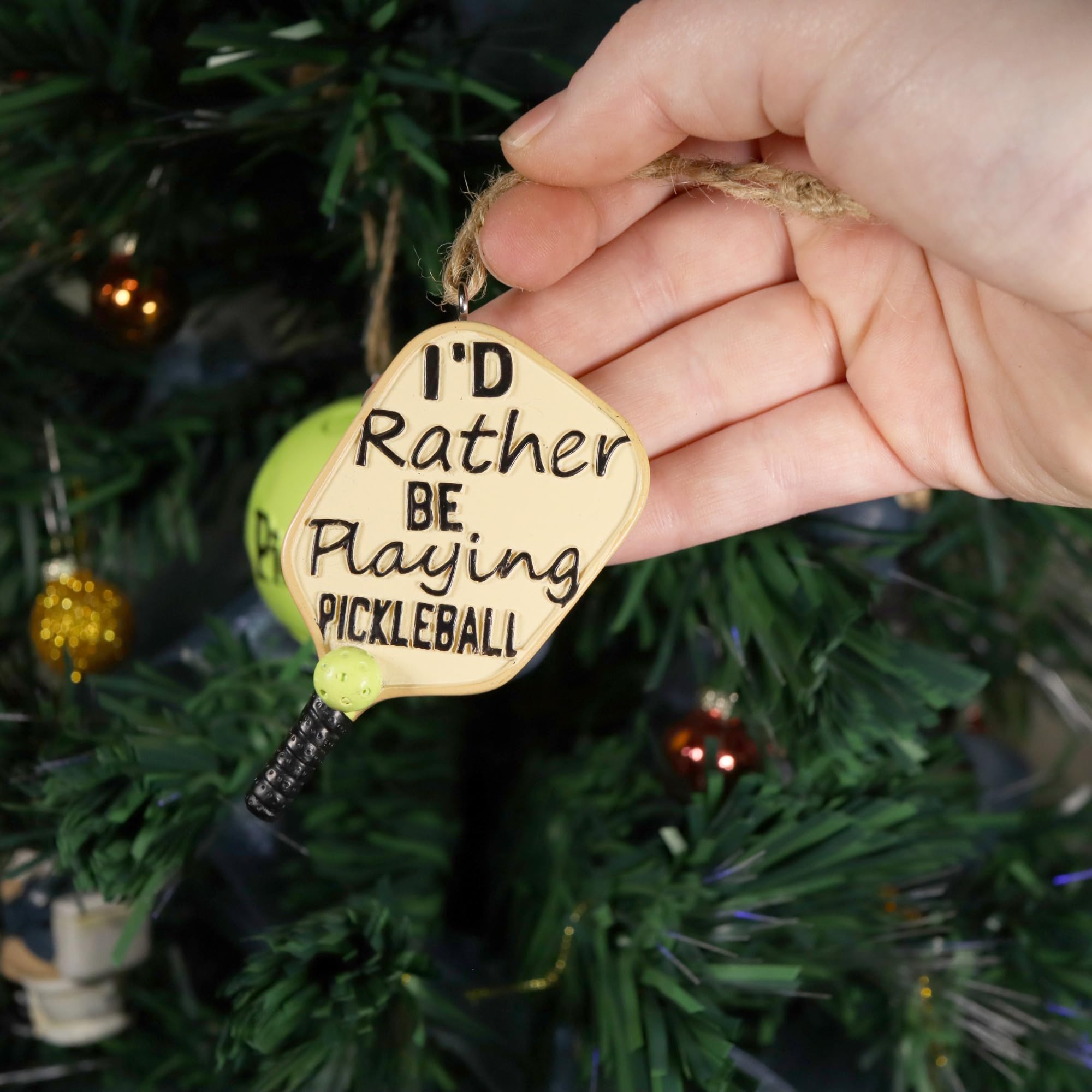 Hallmark Decorazione Natalizia A Forma Di Pale Da Pickleball – Ornamento Per Albero In Resina Con Palla Gialla (2,23 X 3,19 Cm)