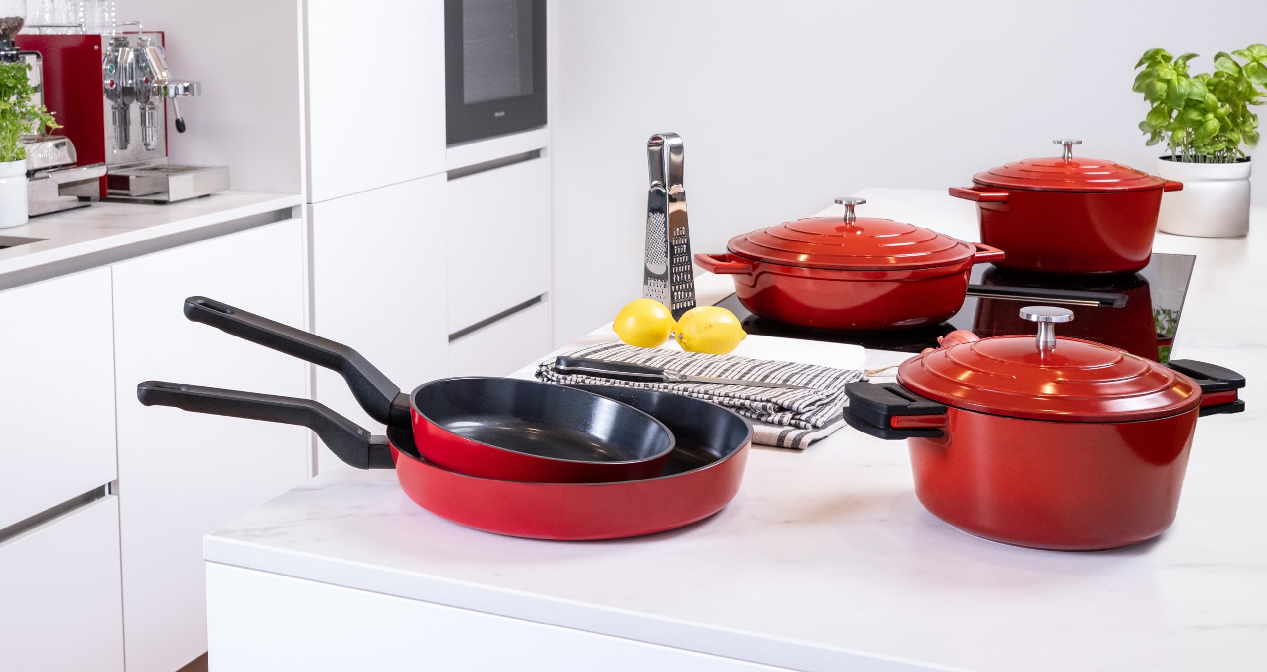 Kelomat 3501-376, Bratpfanne, 24cm Durchmesser, EVO RED, keramische Antihaft-Versiegelung, Induktion, LBH 44.8x25.3x4.4, Gewicht 0.1.08kg, ergonomischer Kunststoffgriff, mit Flammschutz