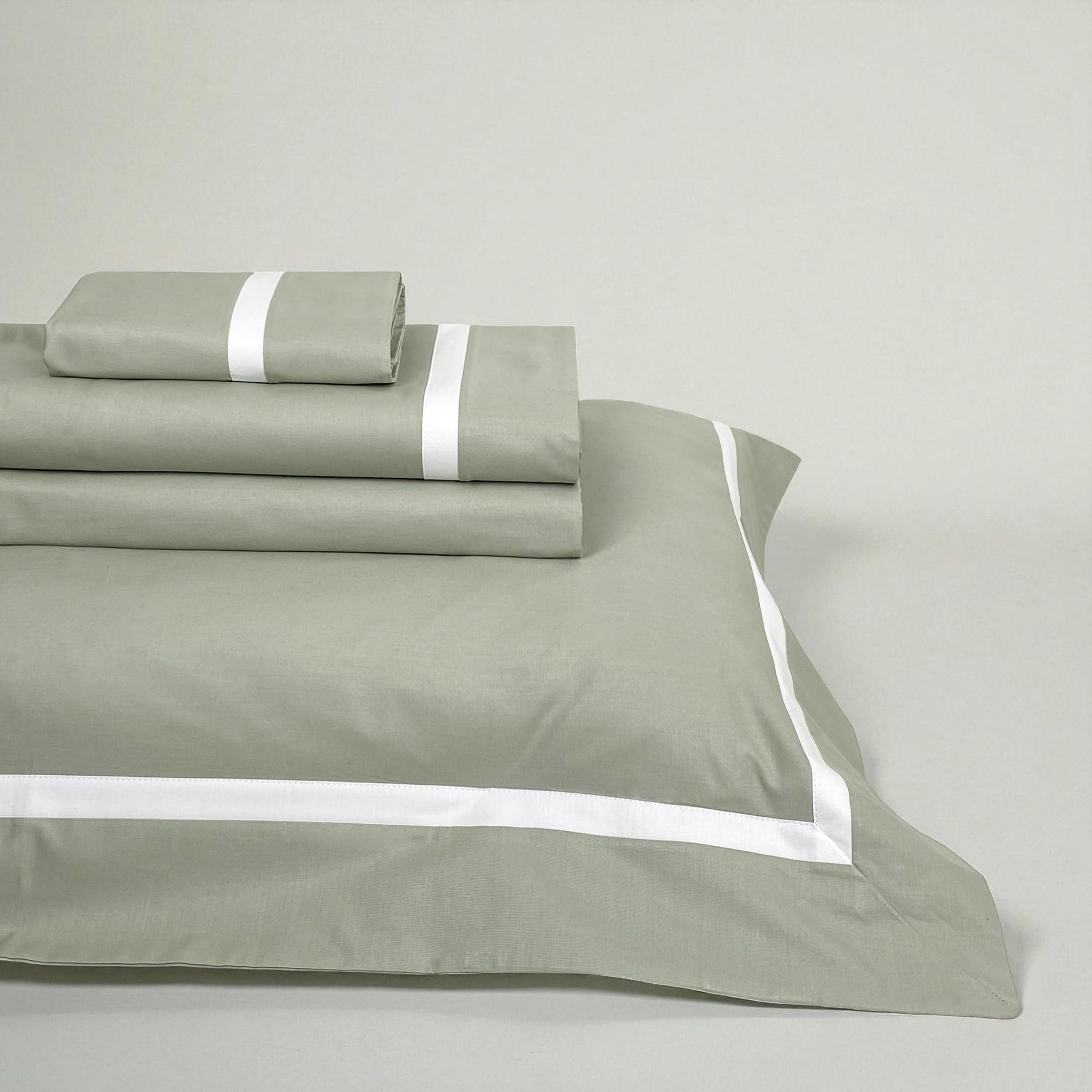 Mahome Completo Copripiumino Matrimoniale Cotone 100% Percalle 300TC – Bordino su balza – Sacco 250x200+40cm, Lenzuolo Sotto 180x200x30cm, 2 federe con volant 50x80cm – Made in Italy (Oliva)