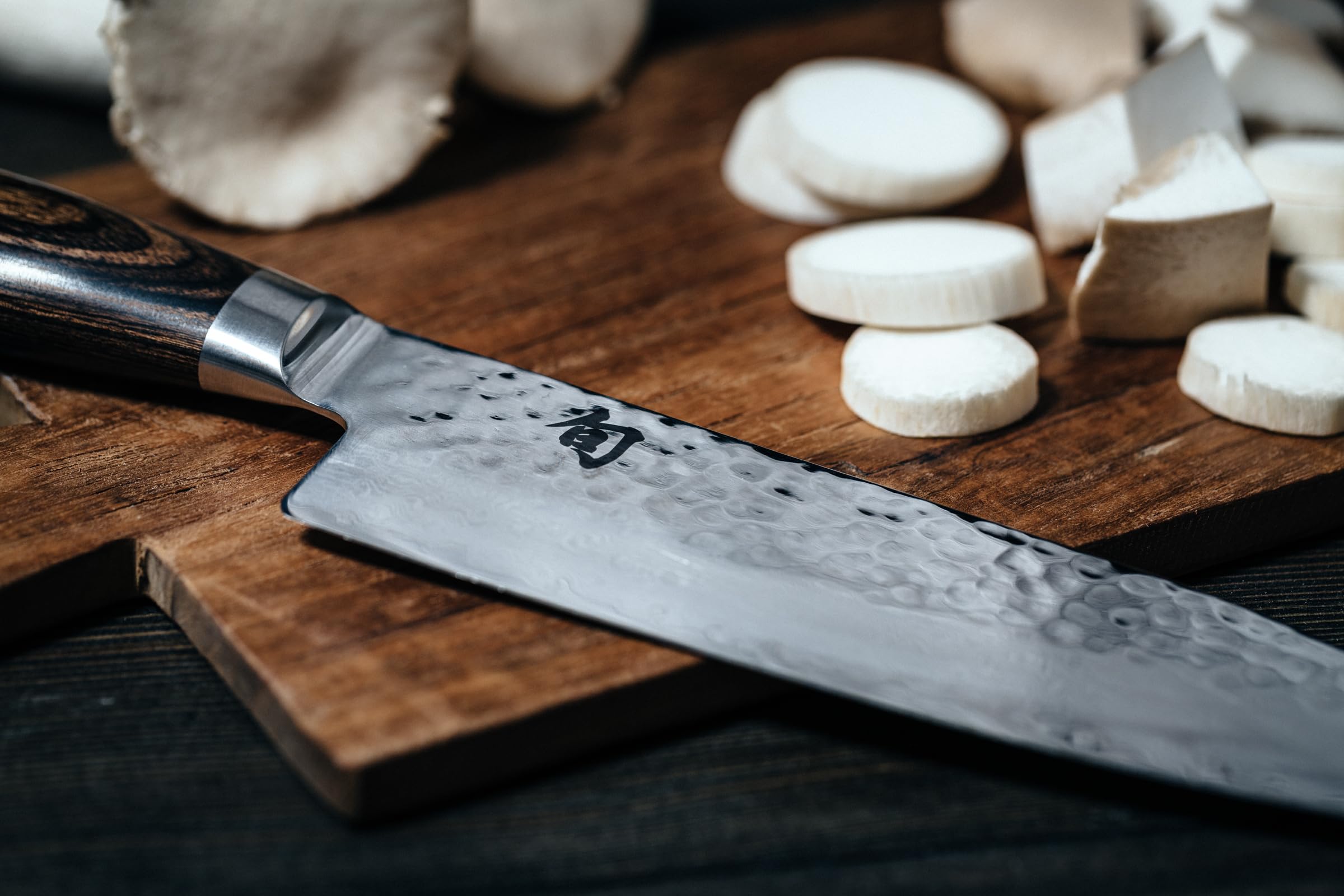 KAI Shun – Cuchillo de chef Tim Mälzer Premier TDM 1706 – Cuchillo japonés ultraafilado + tabla de cortar 100% hecha a mano única, 30 x 22 cm