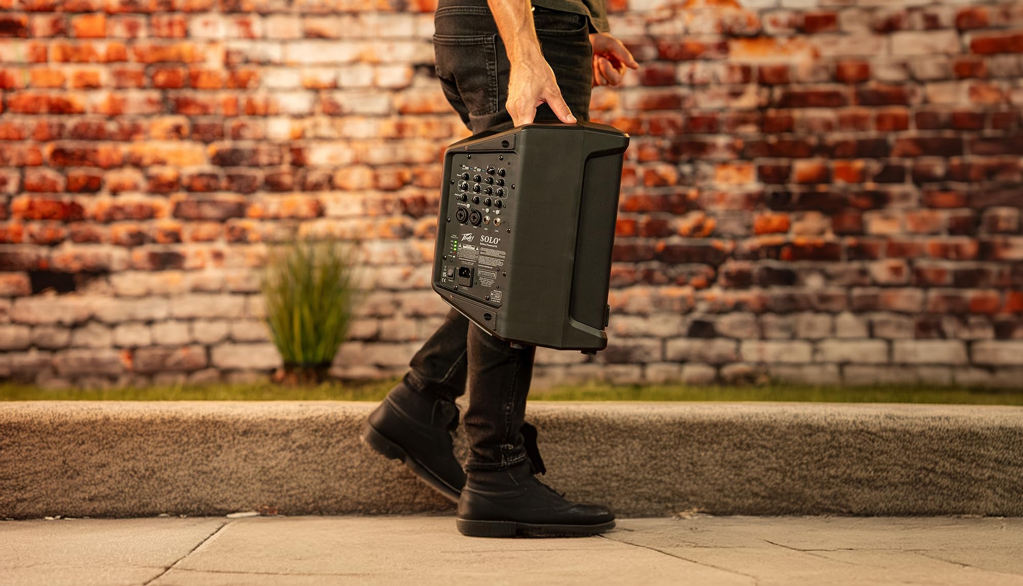 Peavey Solo® Amplificateur de sonorisation Portable alimenté par Batterie et Busking, autonomie de 10 Heures, Bluetooth, 4 canaux, léger, Batterie Rechargeable Rapide, entrée Guitare, réverbération