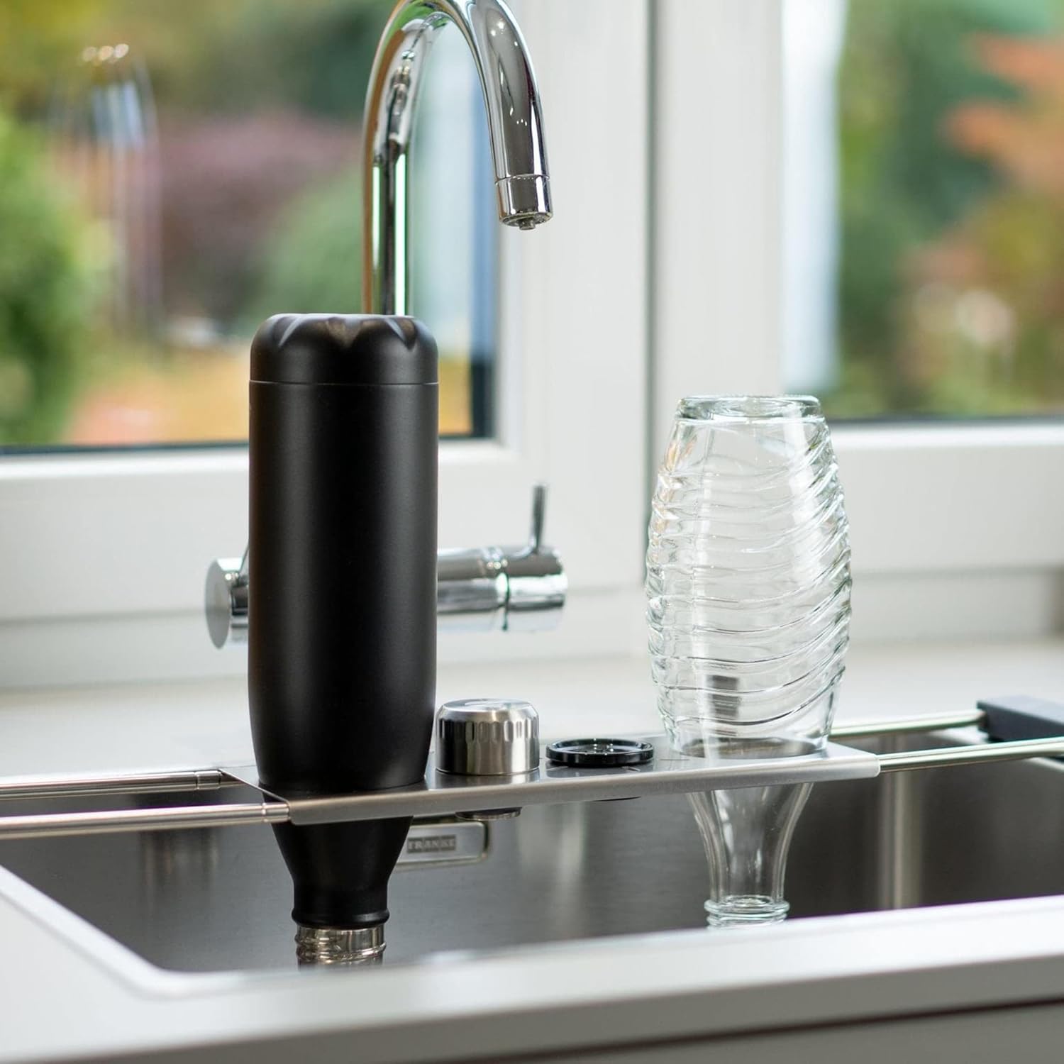 Sanni Shoo Drip.it | Stainless Steel Sink Caddy, Multifunctional & Space-Saving | Bottle Holder, Compatible with Sodastream Aqua Fizz, Penguin & Other Bottles | Drainer & Organizer