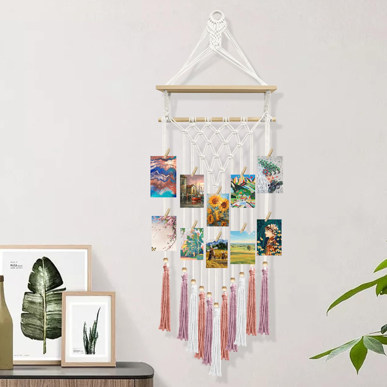 Makramee Wandbehang Bohemian Foto Display Halter mit Holzregal Quasten Dekorative LED Lichterketten Haken 20 Clips Boho Kunst Bild Karte Aufhänger Handgemachte Tapisserie Romantisches