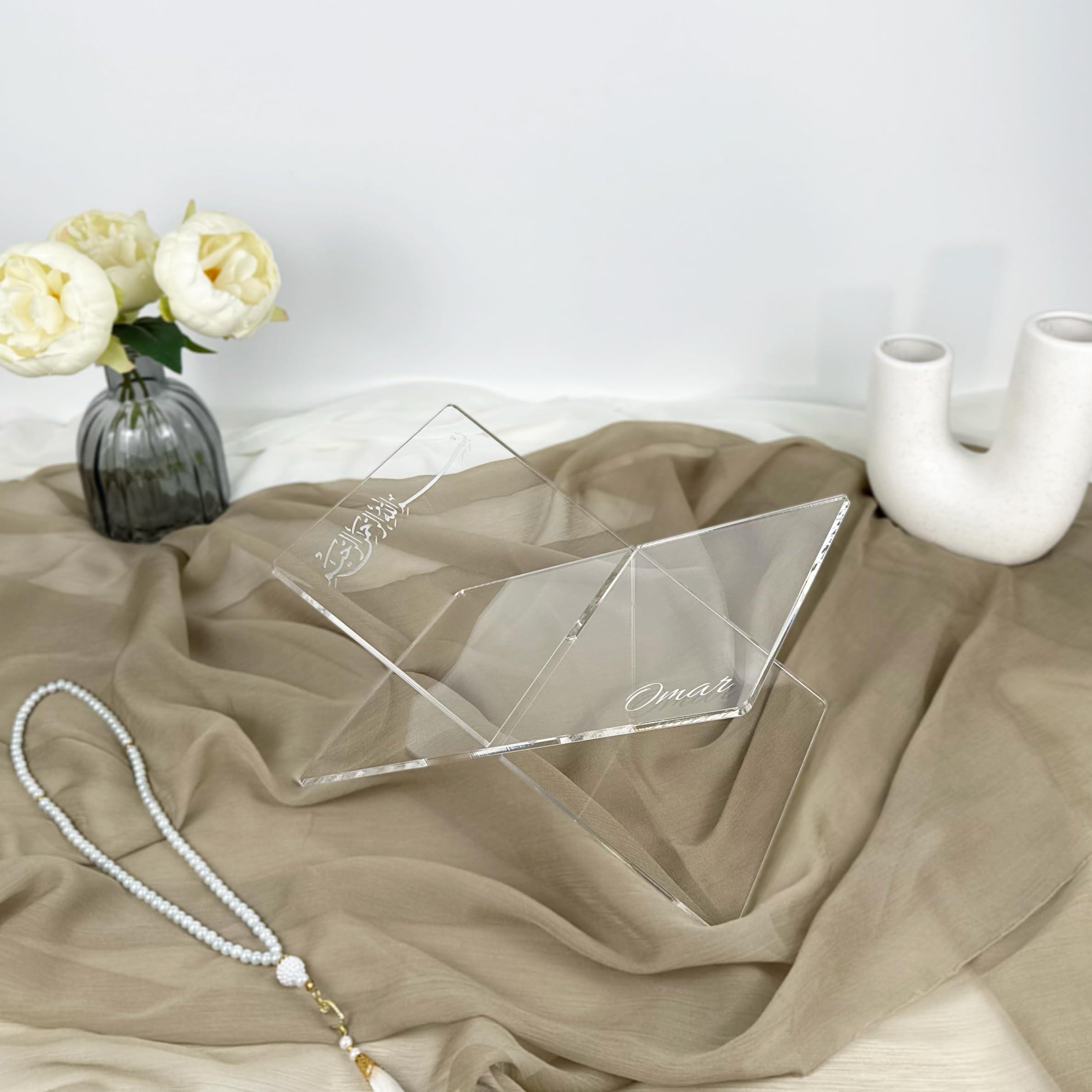 Transparent Koran-Halter| personalisiert mit Namen Koran-Lesetisch- islamisches personalisiertes Geschenk | Hochzeitsgeschenk - Ramadan, Umrah und Eid Geschenk 30x19cm Max 1.6kg (Silber)