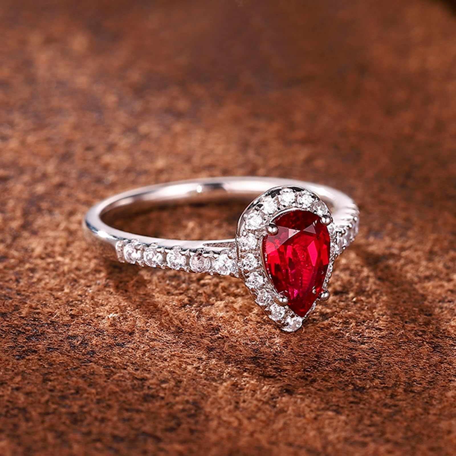 Alliance Femme Mariage Lot Bijoux Fantaisie Or Blanc 9K/14K/18K Élégant Rubis de Laboratoire à 3 Griffes, Design en Forme de Goutte D'Eau, 1,2 Ct, avec Moissanite Ronde Taille Mode pour Tante