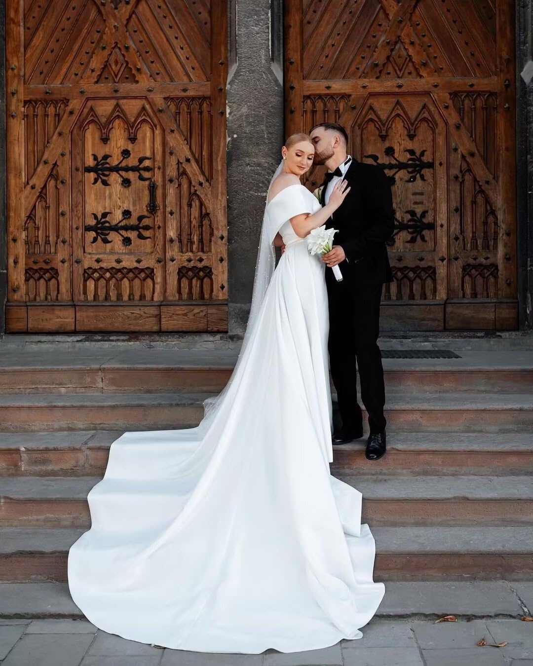Women V Neck Wedding Dresses for Bride Satin Beach Bridal Gowns with Train Boho Elegant Floor Length DR0108 DR