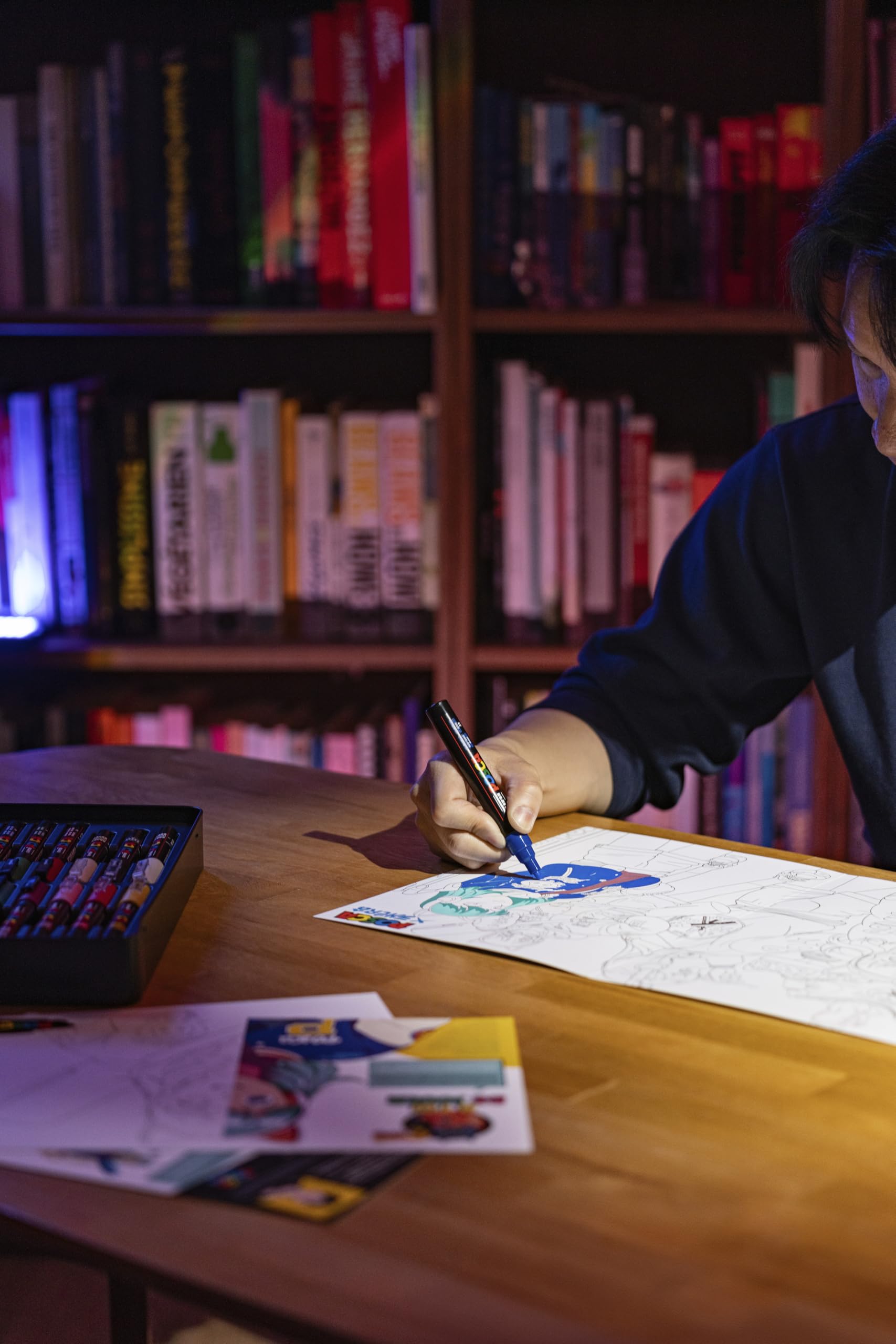Posca Uni Valigetta Metallo 20pz Marcatori Pennarelli Assortiti Manga Hero | Pennarello con punte da 0,7-2,5 mm, inclusi poster e adesivi