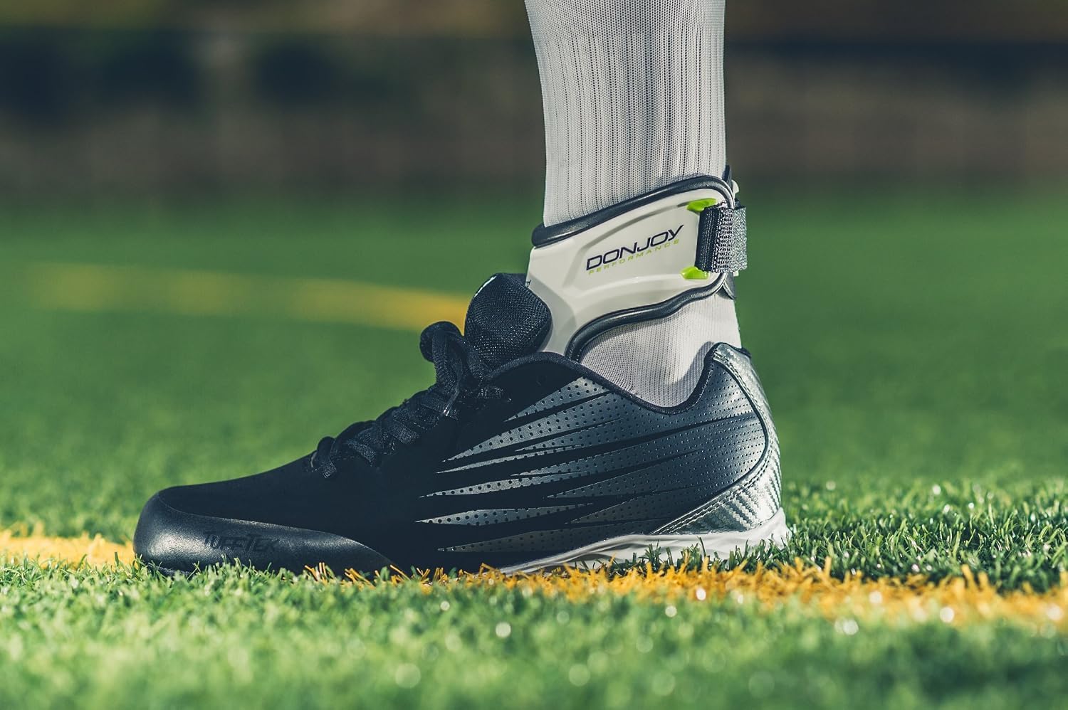 DonJoy Performance - Tobillera con soporte POD®, el mejor apoyo para conseguir estabilidad, para los esguinces de tobillo y torceduras provocadas por el fútbol americano, fútbol, baloncesto, lacrosse, voleibol - DP151AB05-WHT-XS-R, Pie derecho, XS, Blanco