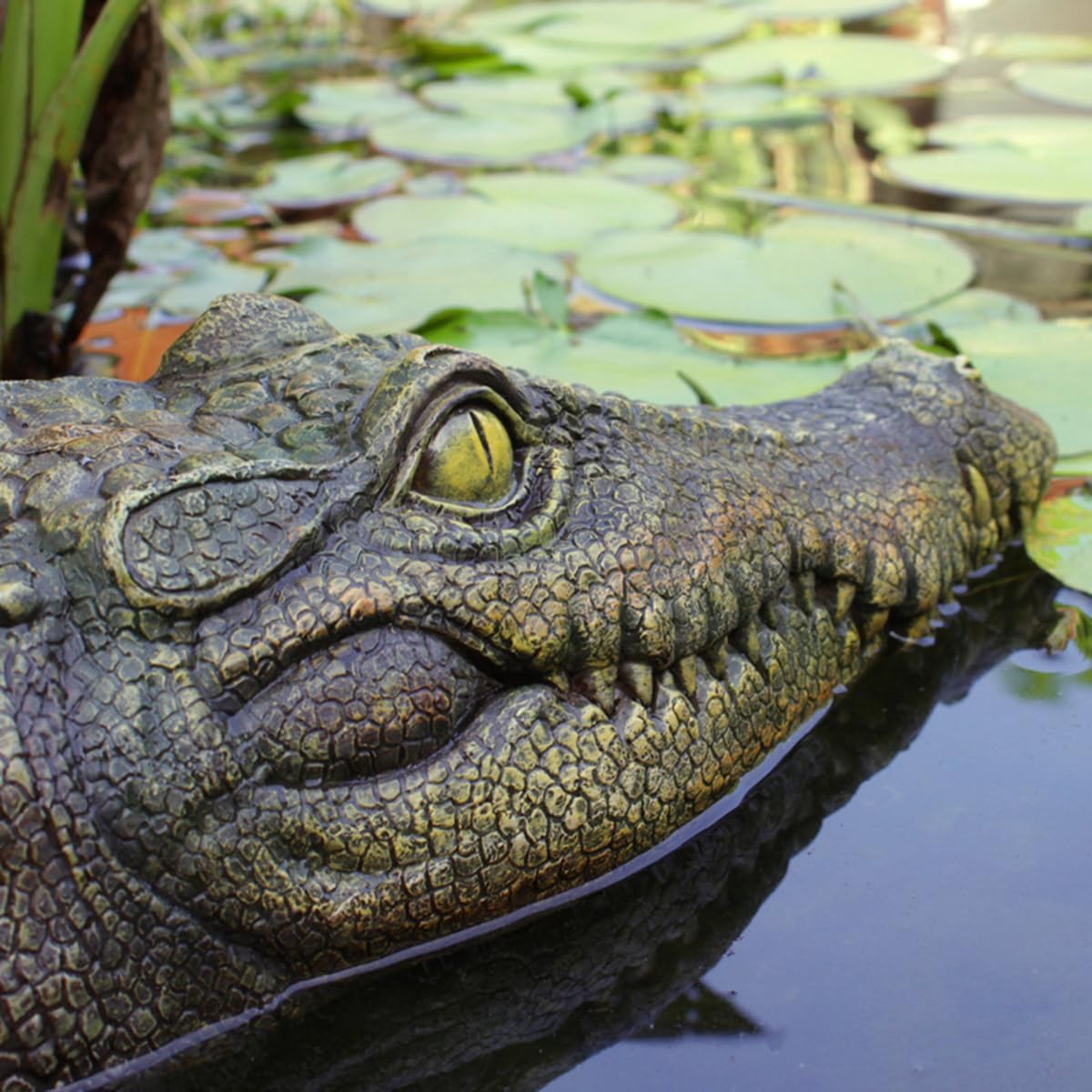 Floating Alligator Head Garden Statue, 13.8 Inches Fake Gator Head Decoy, Resin Crocodile Head Sculpture Outdoor Decor for Pond, Swimming Pool, Patio, Lawn, Yard Ornaments