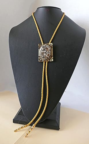 Miniatura 4 de Esta corbata de bolo para hombre tiene un ajuste de calado dorado que sostiene una piedra dálmata de 1.181 x 1.575 in con cordón dorado metálico y