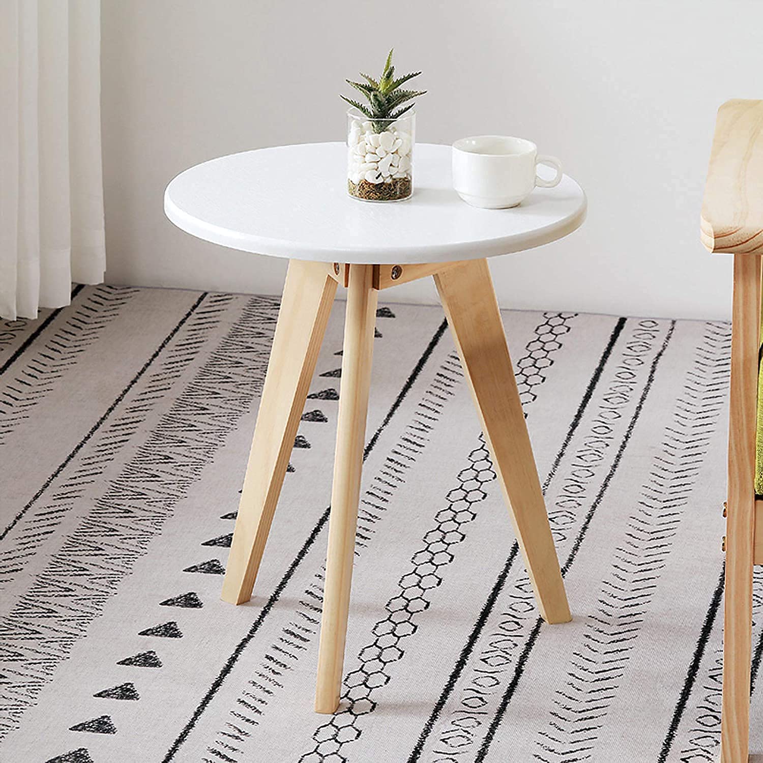 Table basse de chevet ronde en bois contre le désordre du canapé