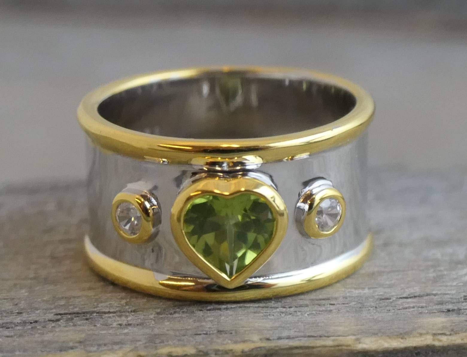 Anillo de plata de ley con peridoto y circonitas de metales mixtos