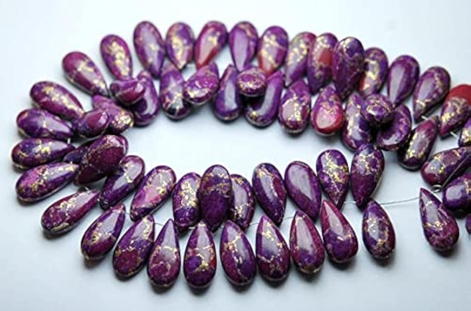 Turquoise de cuivre violette en briolette poire pour sublimer vos tenues d'été