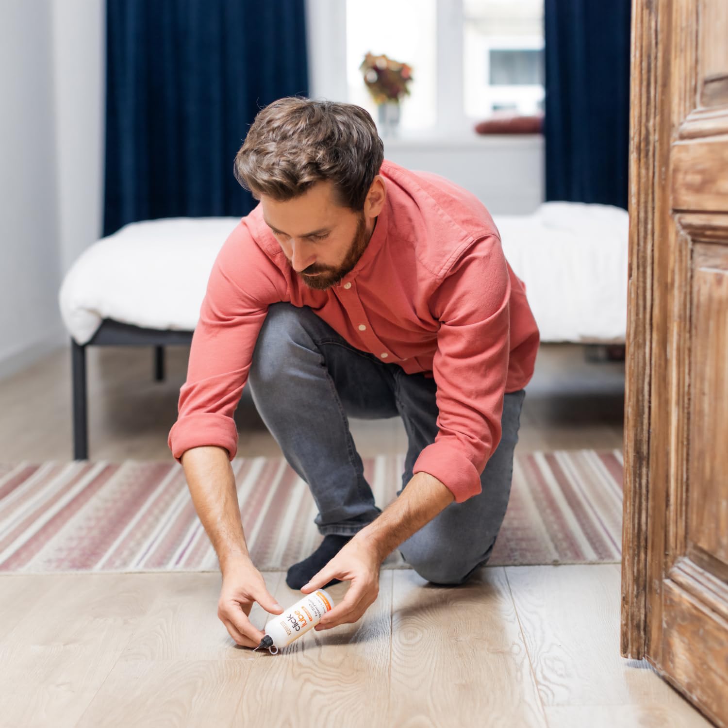 Click Lube von Floor Fix Pro – Spezialschmiermittel für schwimmend verlegte Holzböden mit Nut-Feder-Verbindung. Behebt Knarzgeräusche im Handumdrehen.