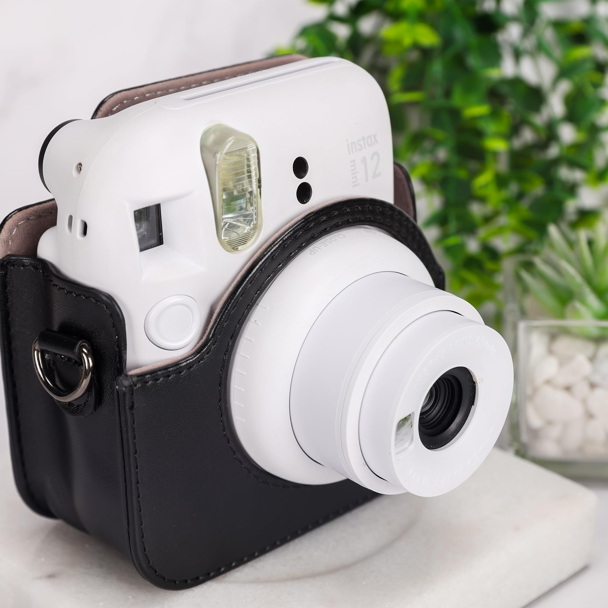 Kameratasche und 64 Taschen Fotoalbum kompatibel mit Fujifilm Instax Mini 12 Sofortbildkamera, PU Leder tragbare Mini 12 Kameratasche mit verstellbarem Schulterriemen (Schwarz)