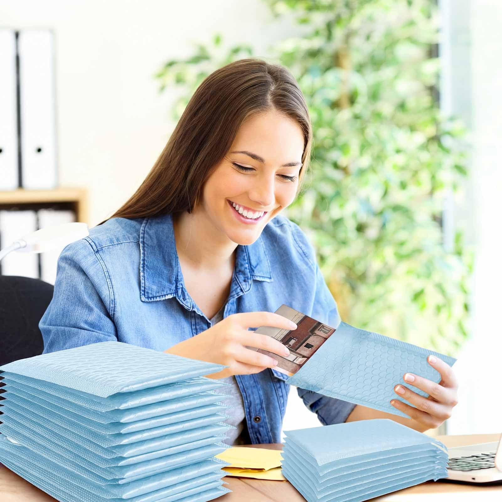 Henoyso Lot de 100 enveloppes à bulles autocollantes imperméables rembourrées pour envoi postal, fournitures d'emballage de petites entreprises - 4 tailles (bleu)