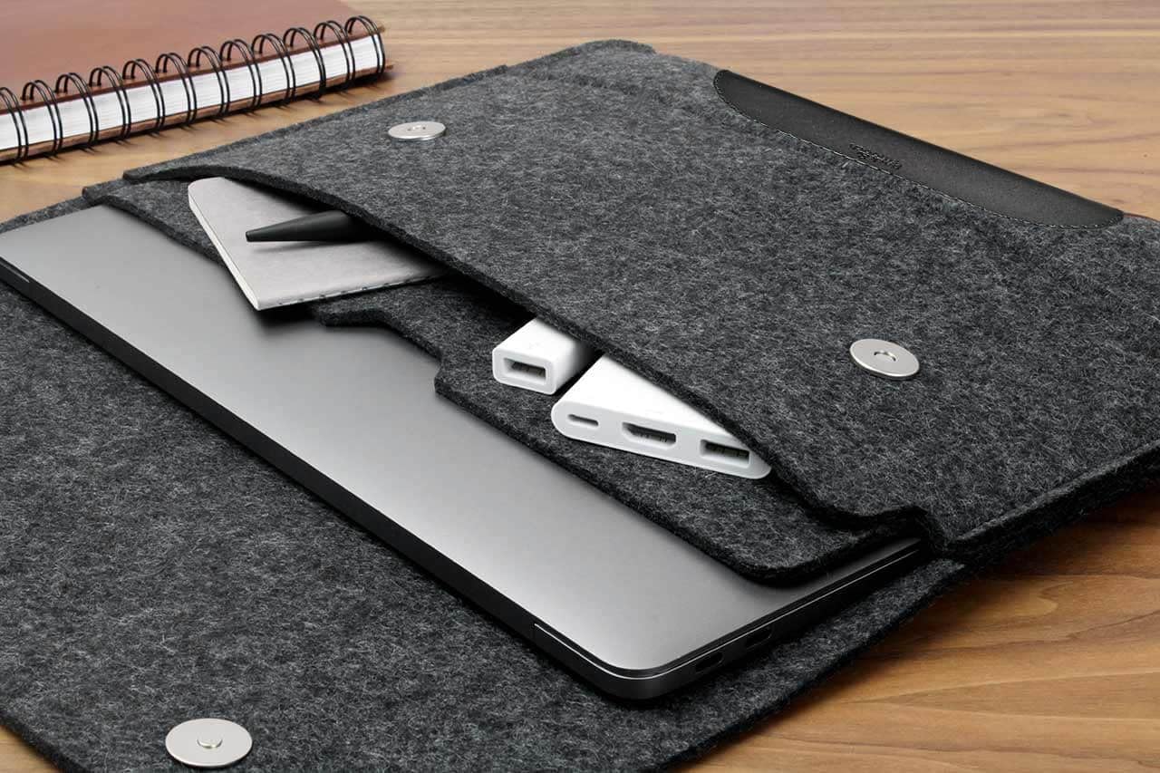 Pack & Smooch Funda de Fieltro Compatible con MacBook Pro 14 | 100% Fieltro de Lana Merino | Piel Curtida Vegetal | Color Antracita/Negro | Hampshire