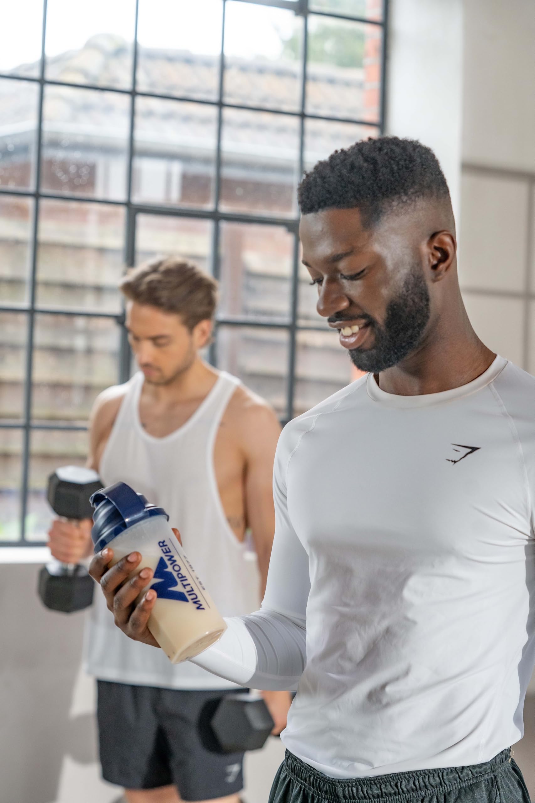Multipower 100% Whey Isolate Schokolade – Whey Protein Isolat mit 24 g Eiweiß pro Portion, Low Sugar & Low Fat, Instantisiert, hoher BCAA-Gehalt, Proteinpulver für Muskelaufbau & Sport