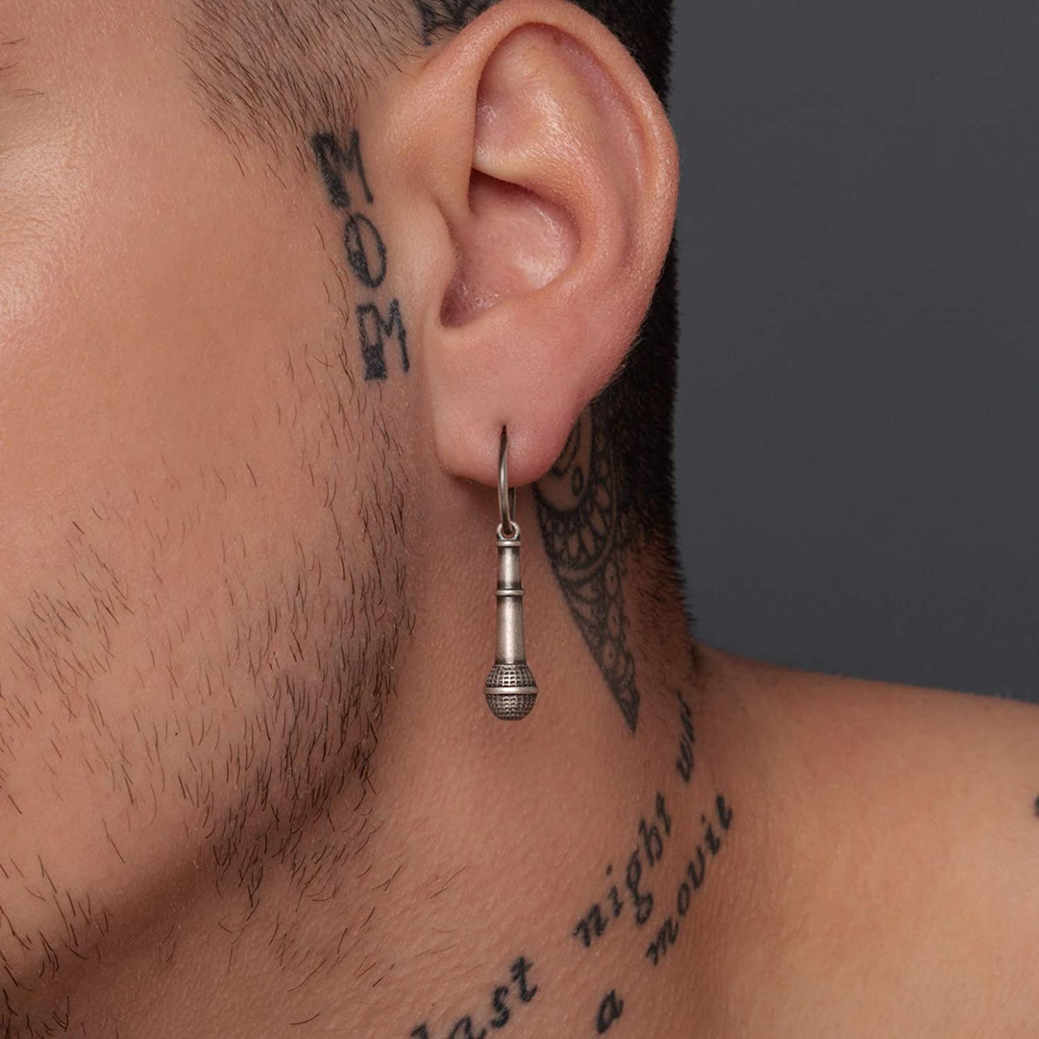 Pendiente de Micrófono para Hombre, Plata de Ley 925 Oxidada, Joyería Cantante Rapero Músico, Sin Níquel Hipoalergénico, Individual - Hecho a mano por Emmanuela