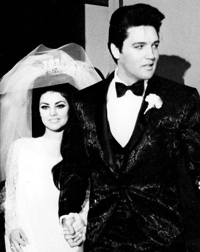 Elvis and Priscilla Presley at Their Wedding Photo Print (24 x 30) :  Amazon.de: Home & Kitchen