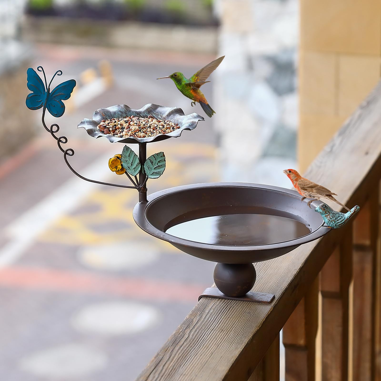 Baño y comedero para pájaros para barandilla de cubierta, baño de pájaros 2 en 1 montado en la cubierta con decoración de mariposa vívida, baño de metal para pájaros para exteriores, porche