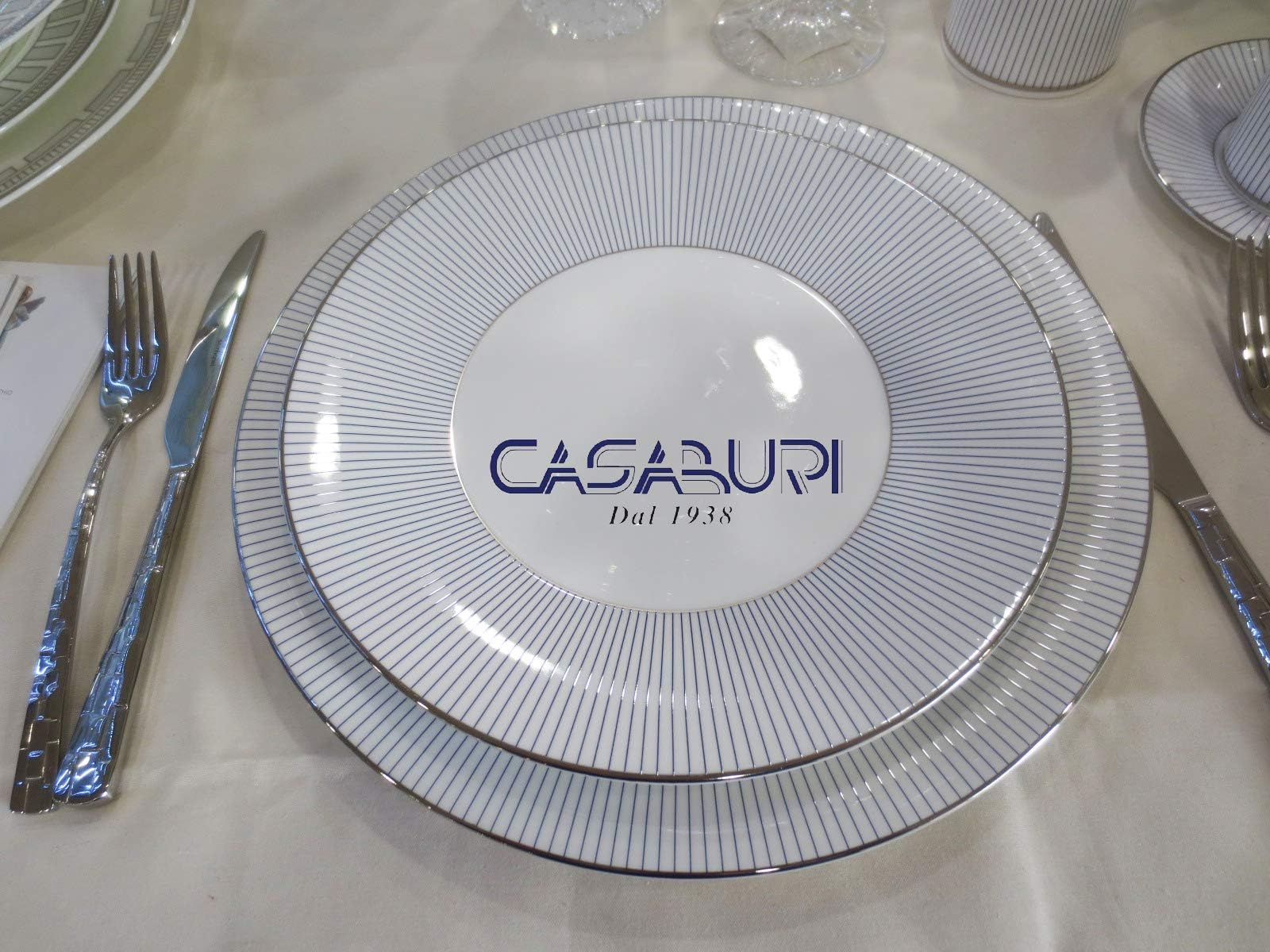 Wedgwood. Set of 39 Jasper Conran consisting of 12 dinner plates 27 cm + 12 dessert plates 23 cm pin strips + 12 soup bowls 18 cm platinum + oval plate 45 cm + 1 oval salad cm 30 - salad cm 30.