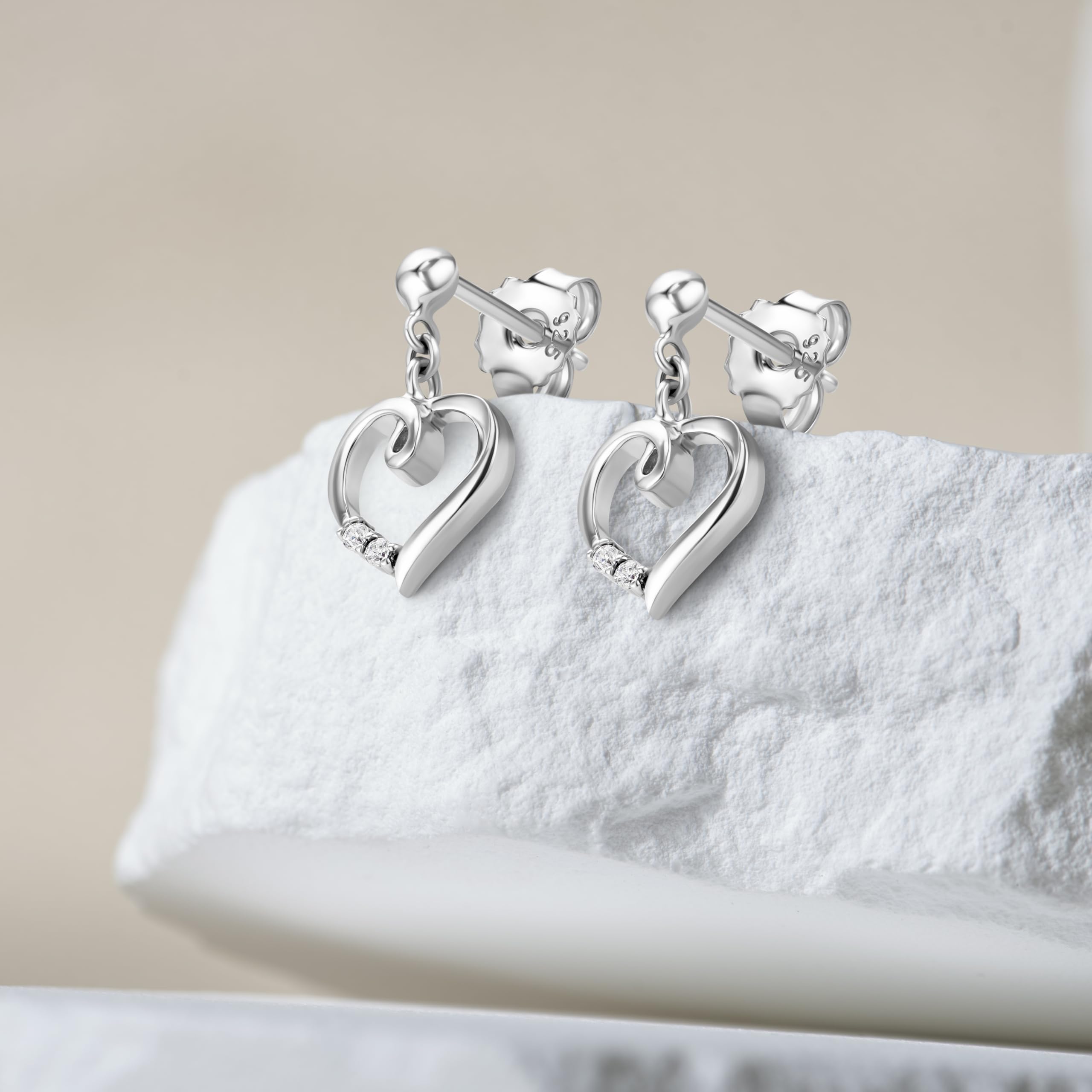 Orovi Schmuck Damen Herz–Ohrhänger mit Herzen besetzt mit weißen Zirkonia in Brillantschliff Zeitlose klassische silberne Ohrringe aus 925 Sterling Silber