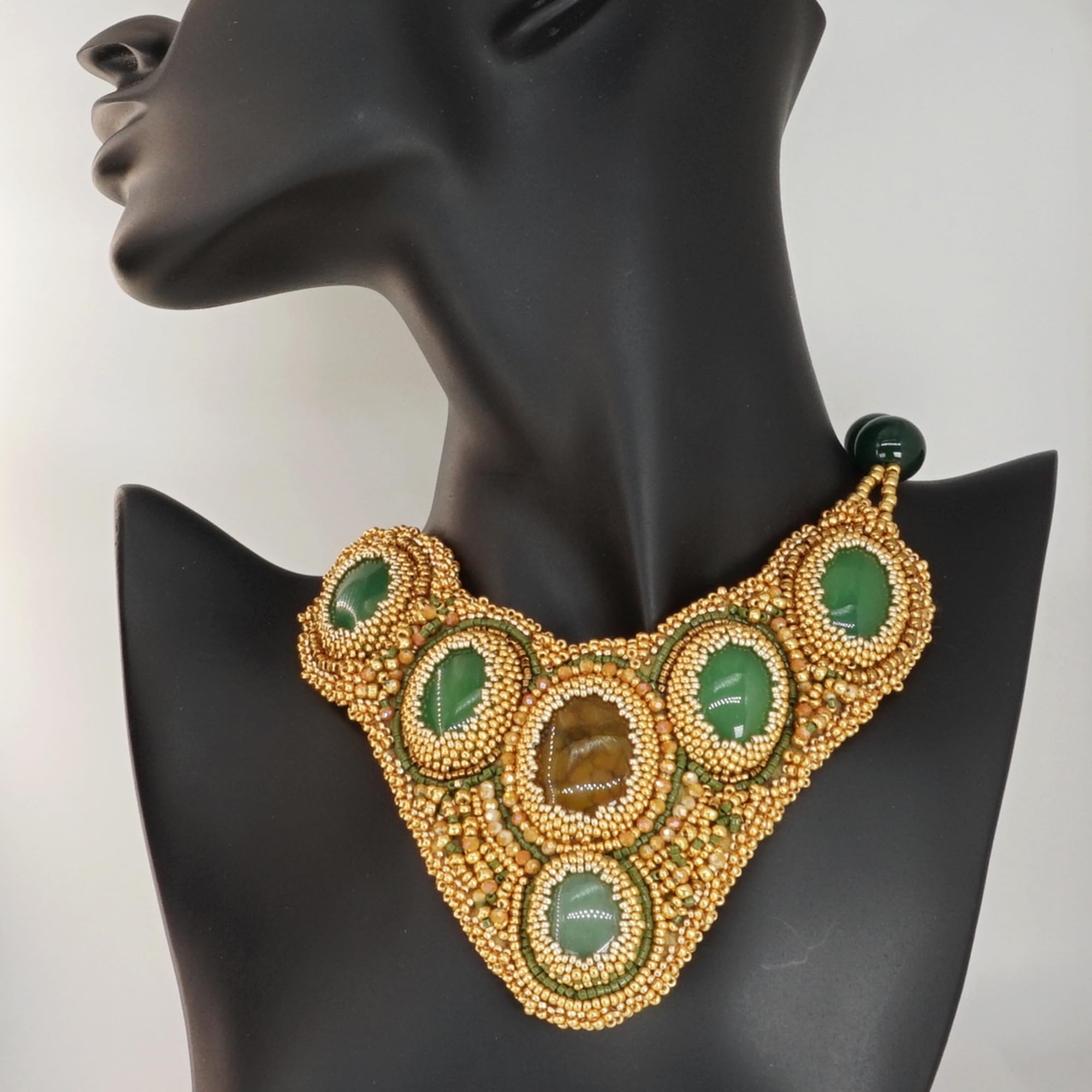 collana vistosa bigiotteria handmade con pettorina ricamata perline vetro oro e verdi e pietre dure verdi