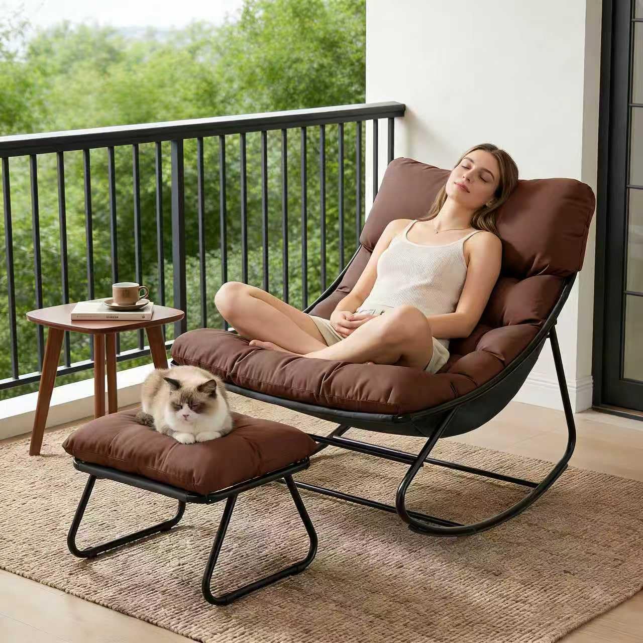Schaukelstuhl mit Hocker Innen, Loungesessel Outdoor, XXL Schaukelsessel Relaxstuhl, Schaukelstuhl Wohnzimmer, Relaxstuhl mit Gepolstertem Kissen bis 150kg Belastbar, Schaukelliege für Balkon (Braun) Küche, Haushalt & Wohnen