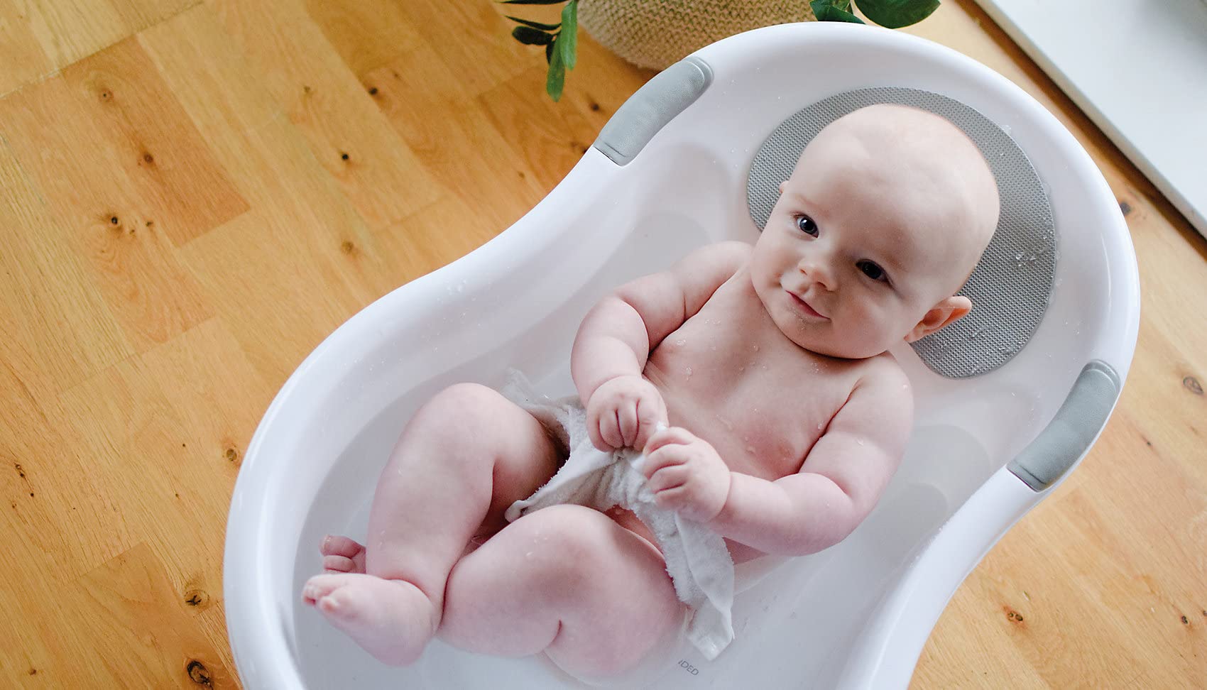 Nuby Wanna dla niemowląt z wbudowanym siedziskiem i miękkim zagłówkiem, biała/szara