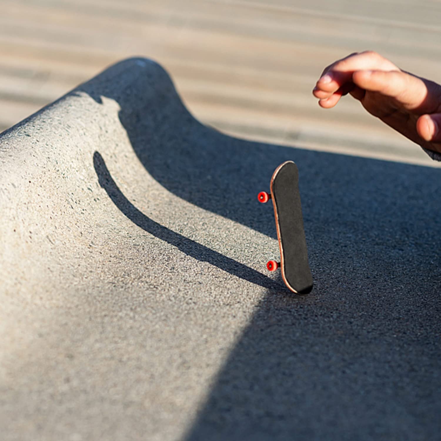 GEBAUM Mini Skateboard à Doigts – Lot De 2 – Motif Aléatoire – Finger Skate – Idée Cadeau Pour Skateboarders – Accessoires D'Entretien Inclus