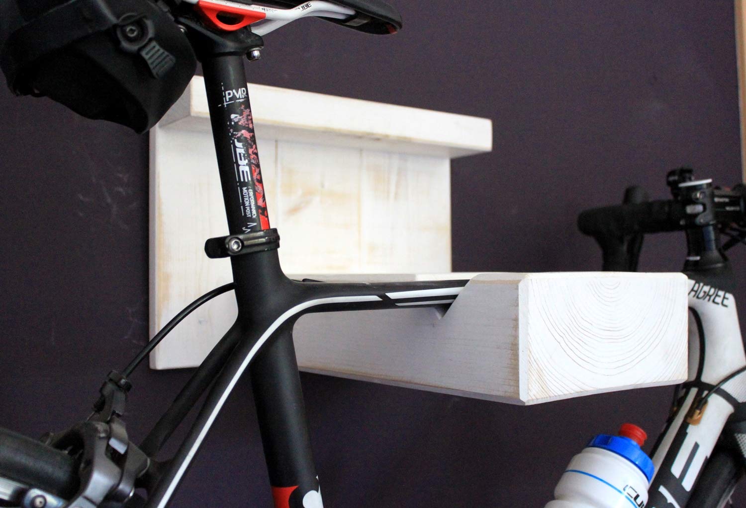 Fahrrad Wandhalterung Weiß aus Holz für Rennrad oder Mountainbike Fahrradhalter - Exklusive Fahrradhalterung für die Wand – auch für breite Lenker