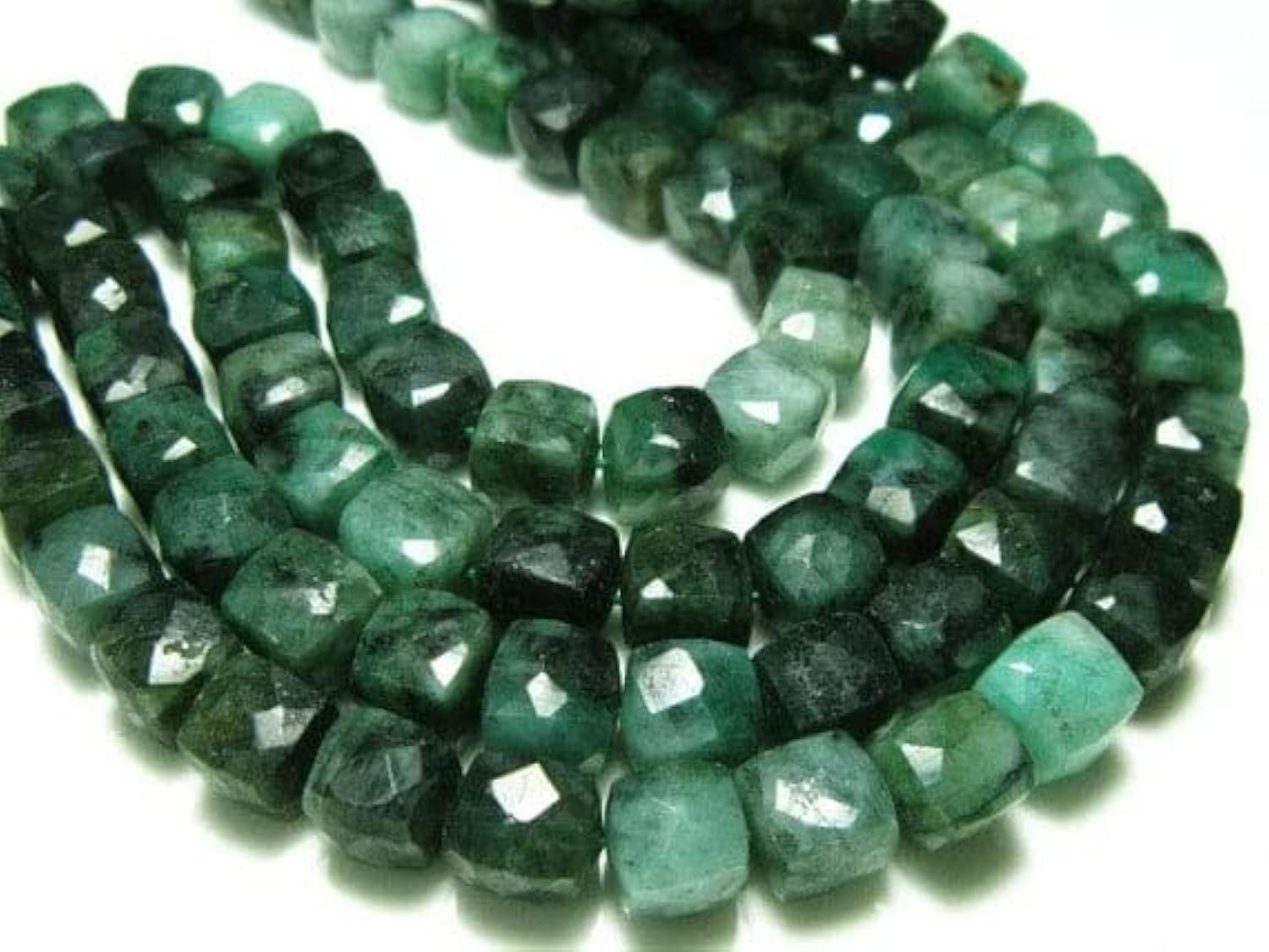 Emerald Faceted Cube briolette 8-9mm pour réparer et personnaliser vos colliers en pierre