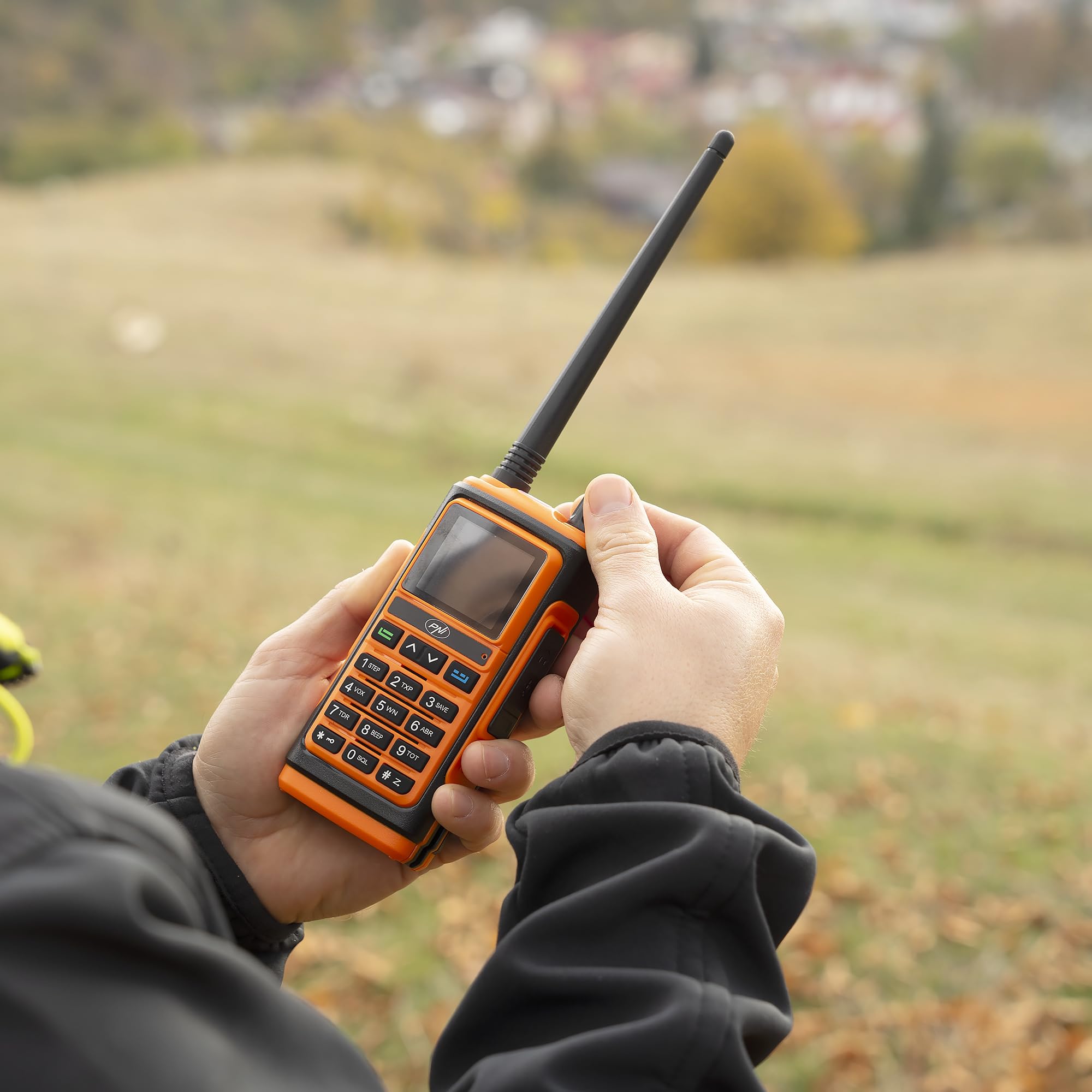 Stazione radio VHF/UHF portatile PNI P17UV dual band 144-146MHz e 430-440MHz, 999CH, 1500mAh, Scan, Dual Watch, Roger Beep, funzione radio FM e torcia di segnalazione