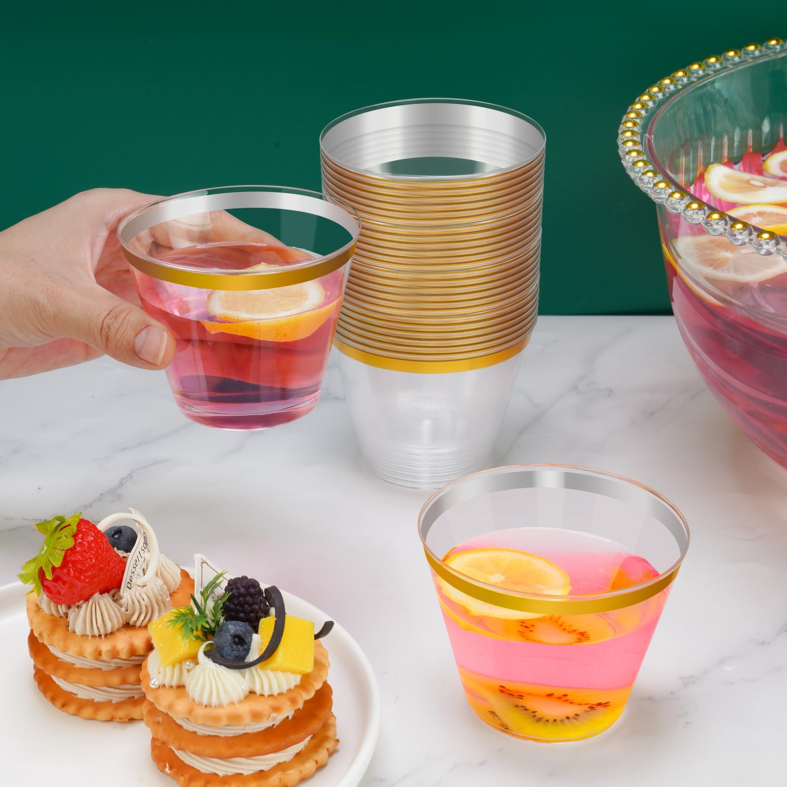 NiHome Ciotola in plastica con mestolo e pinza per feste, matrimoni, grigliate, 5,3 litri, con bordo dorato, trasparente, set completo per cocktail (1 confezione contiene 25 tazze)