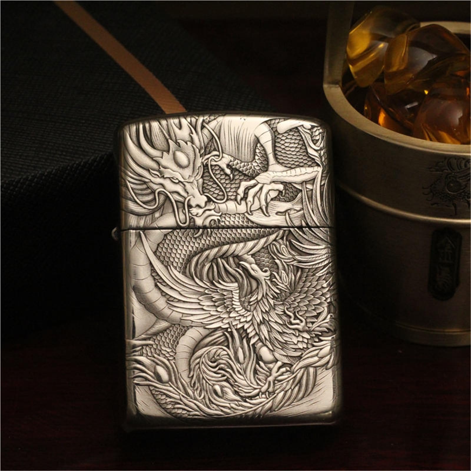 Accendino Antivento in Rame Bianco Vintage con Cherosene Stampato a Mano - Accendino Portatile Classico con Tappo a ribalta - Ricaricabile - Regalo for Uomo (Cherosene Non Incluso)(Brass)