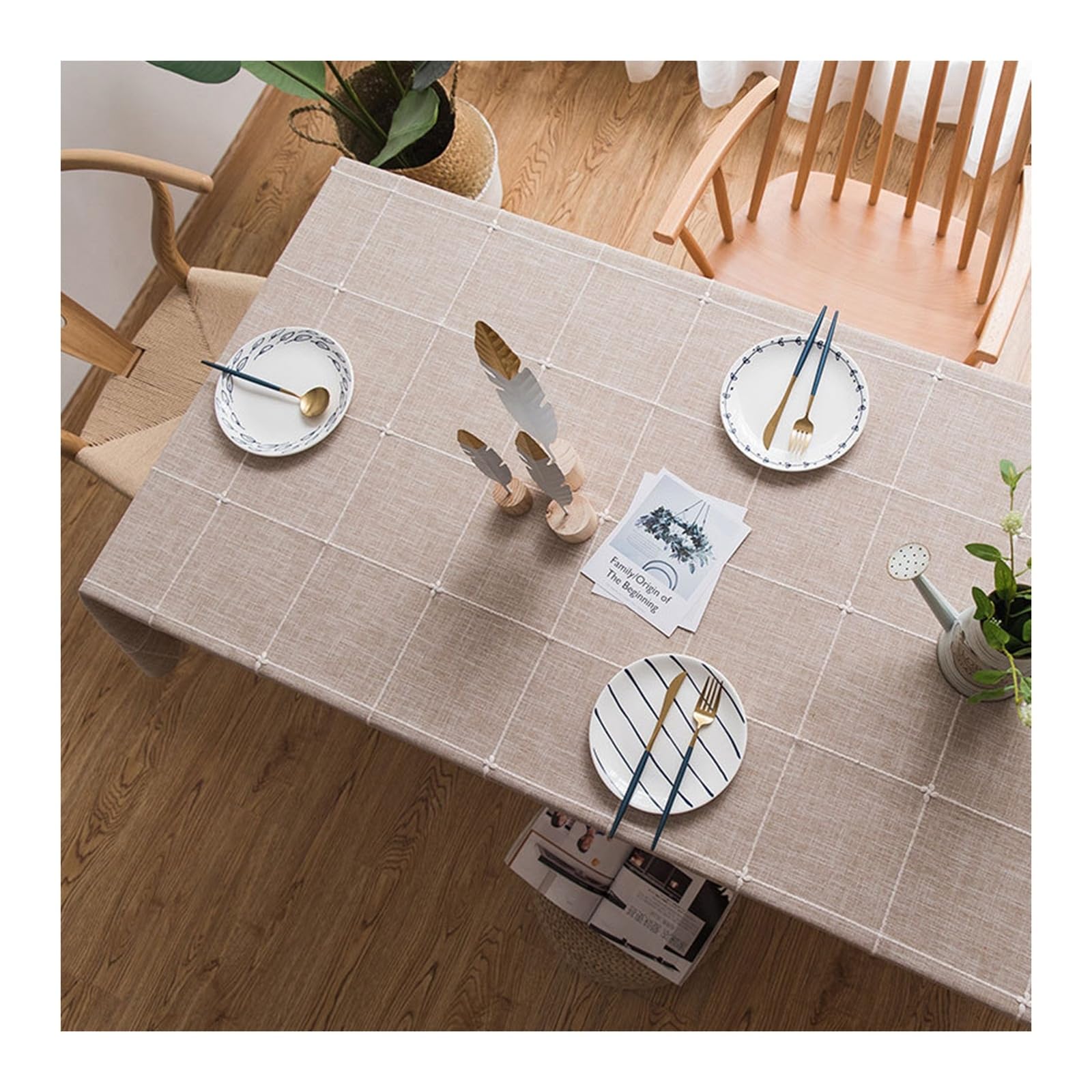 Nappe carrée jacquard aux finitions soignées couleur café clair pour une table élégante
