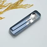 VANRA 2-Piece Ensemble de table pour enfants en acier inoxydable 18/10 Ensemble de couverts en argent Ensemble d'ustensiles de repas en argent Set de fourchettes avec étui de voyage pour les enfants tout-petits (finis au chrome) (bleu)