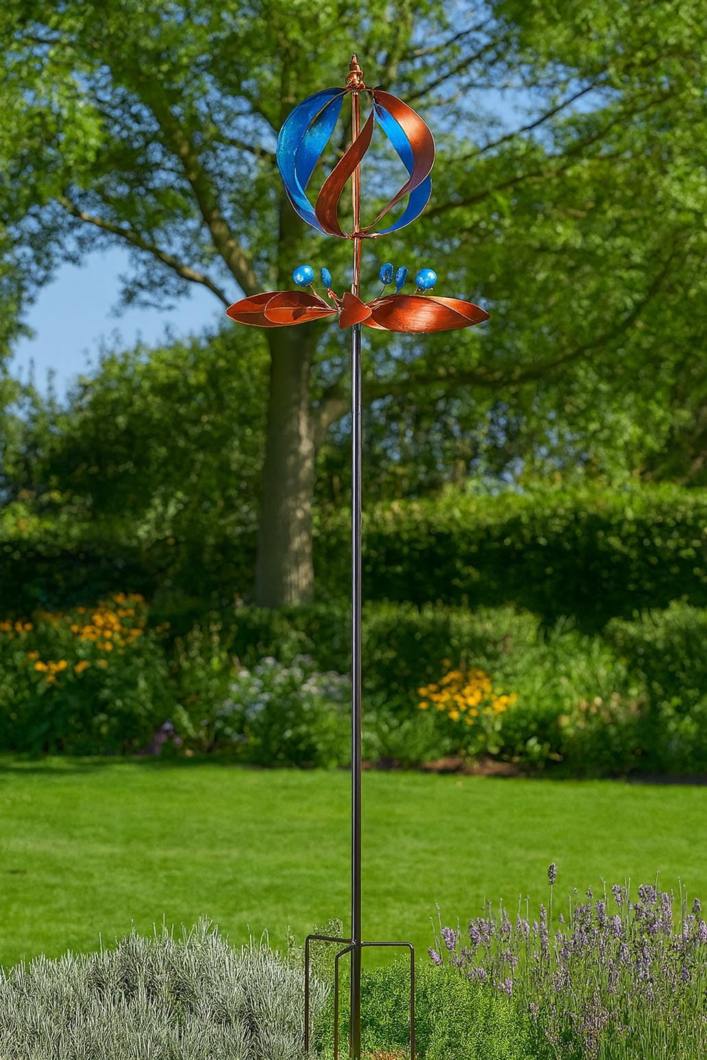 Kobolo Windrad Dekostecker Twirl | 60x60x212 cm | Metall | braun-blau | modernes Garten-Windspiel | XXL Metallwindrad für Gartendeko, Vorgarten & Outdoor-Dekoration | robuster Gartenstecker