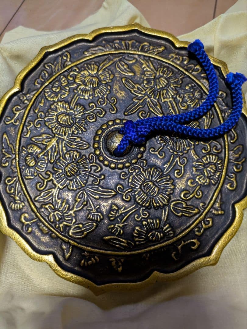 伊勢神宮所蔵　重要文化財　牡丹文八稜鏡　古鏡　金属製　花柄彫刻 木箱付き　未使用 Amazon.co.jp: 伊勢神宮所蔵 重要文化財 牡丹文八稜鏡 古鏡 金属製 花