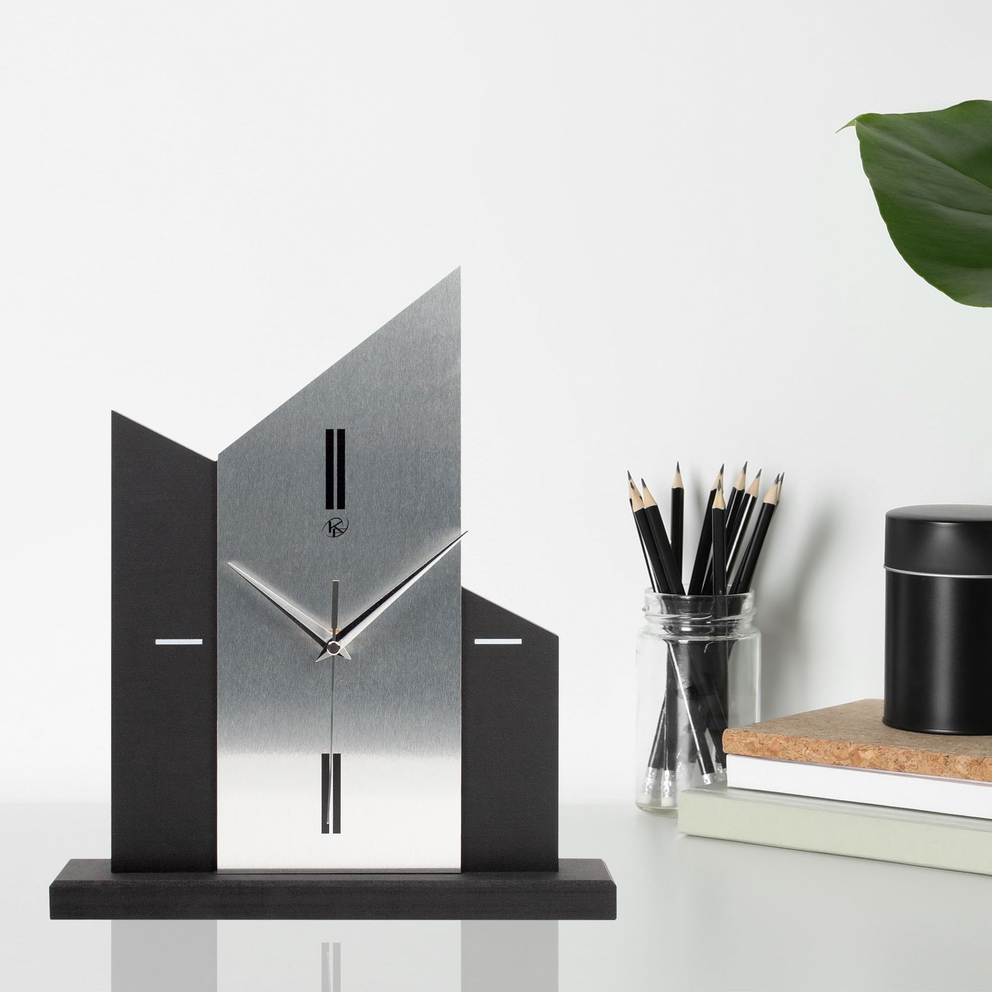 Kreative Feder Standuhr „Silver Church“ aus Holz – Schwarze Tisch-Uhr ohne Ticken; Größe ca. 34,5x30x5cm (Applikation Alu Silber, leises Quarzuhrwerk)