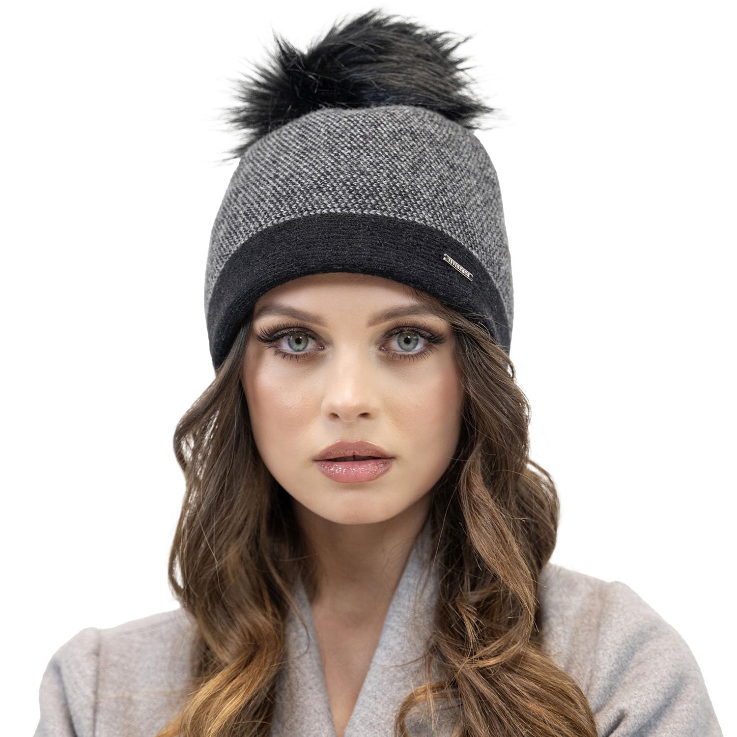 VIVISENCE Bonnet pour Femme L'automne Et l'hiver Élégant avec Pompon en Laine Chaude Ajusté Parfaitement À La Tête Idéal pour Les Froides Journées Décoré d'un Gros Pompon Écologique 7095